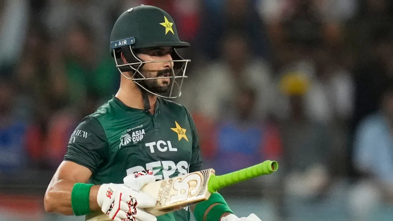 ಟಿ20 ವಿಶ್ವಕಪ್ಗೂ ಮುನ್ನ ಆಸ್ಟ್ರೇಲಿಯಾ ಹಾಗೂ ಪಾಕಿಸ್ತಾನದ ನಡುವೆ ಟಿ20 ಸರಣಿ ನಡೆಯುತ್ತಿದೆ. ಸರಣಿಯ ಮೊದಲ ಟಿ20 ಪಂದ್ಯದಲ್ಲಿ ಮೊದಲು ಬ್ಯಾಟಿಂಗ್ ಮಾಡಿದ ಪಾಕಿಸ್ತಾನಕ್ಕೆ ಕಳಪೆ ಆರಂಭ ಸಿಕ್ಕಿತು. ಆರಂಭಿಕ ಸಾಹಿಬ್ಜಾದಾ ಫರ್ಹಾನ್ ಗೋಲ್ಡನ್ ಡಕ್ಗೆ ಔಟಾಗುವ ಮೂಲಕ ತಂಡಕ್ಕೆ ಆಘಾತ ನೀಡಿದರು. ಮಾತ್ರವಲ್ಲದೆ ಬೇಡದ ದಾಖಲೆಗೆ ಕೊರಳೊಡ್ಡಿದರು.