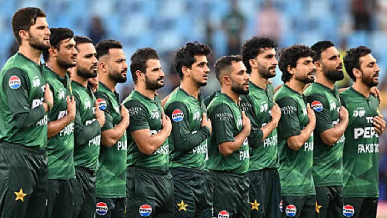 T20 World Cup 2026: ಟಿ20 ವಿಶ್ವಕಪ್ಗಾಗಿ ಪಾಕಿಸ್ತಾನ್ ತಂಡವನ್ನು ಘೋಷಿಸಲಾಗಿದೆ. 15 ಸದಸ್ಯರುಗಳ ಈ ತಂಡವನ್ನು ಸಲ್ಮಾನ್ ಅಲಿ ಅಘಾ ಮುನ್ನಡೆಸಲಿದ್ದಾರೆ. ಇನ್ನು ಈ ತಂಡದಲ್ಲಿ ಸ್ಟಾರ್ ಆಟಗಾರರ ದಂಡೇ ಕಾಣಿಸಿಕೊಂಡಿದೆ. ಅದರಲ್ಲೂ ಮುಂಬರುವ ಟಿ20 ವಿಶ್ವಕಪ್ಗೆ ಬಾಬರ್ ಆಝಂ ಅವರನ್ನು ಆಯ್ಕೆ ಮಾಡಲಾಗಿದೆ.
