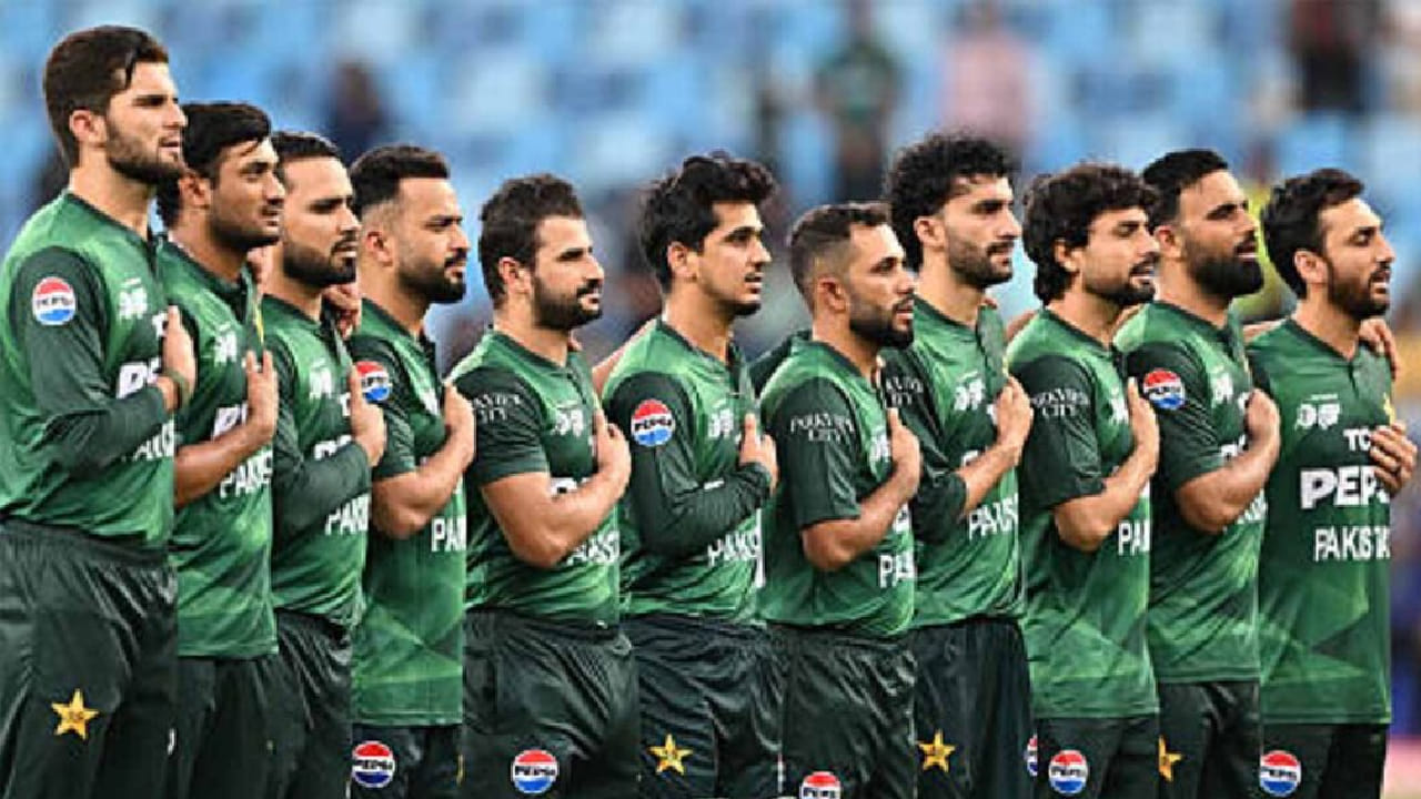 T20 World Cup 2026: ಟಿ20 ವಿಶ್ವಕಪ್ಗಾಗಿ ಪಾಕಿಸ್ತಾನ್ ತಂಡವನ್ನು ಘೋಷಿಸಲಾಗಿದೆ. 15 ಸದಸ್ಯರುಗಳ ಈ ತಂಡವನ್ನು ಸಲ್ಮಾನ್ ಅಲಿ ಅಘಾ ಮುನ್ನಡೆಸಲಿದ್ದಾರೆ. ಇನ್ನು ಈ ತಂಡದಲ್ಲಿ ಸ್ಟಾರ್ ಆಟಗಾರರ ದಂಡೇ ಕಾಣಿಸಿಕೊಂಡಿದೆ. ಅದರಲ್ಲೂ ಮುಂಬರುವ ಟಿ20 ವಿಶ್ವಕಪ್ಗೆ ಬಾಬರ್ ಆಝಂ ಅವರನ್ನು ಆಯ್ಕೆ ಮಾಡಲಾಗಿದೆ.