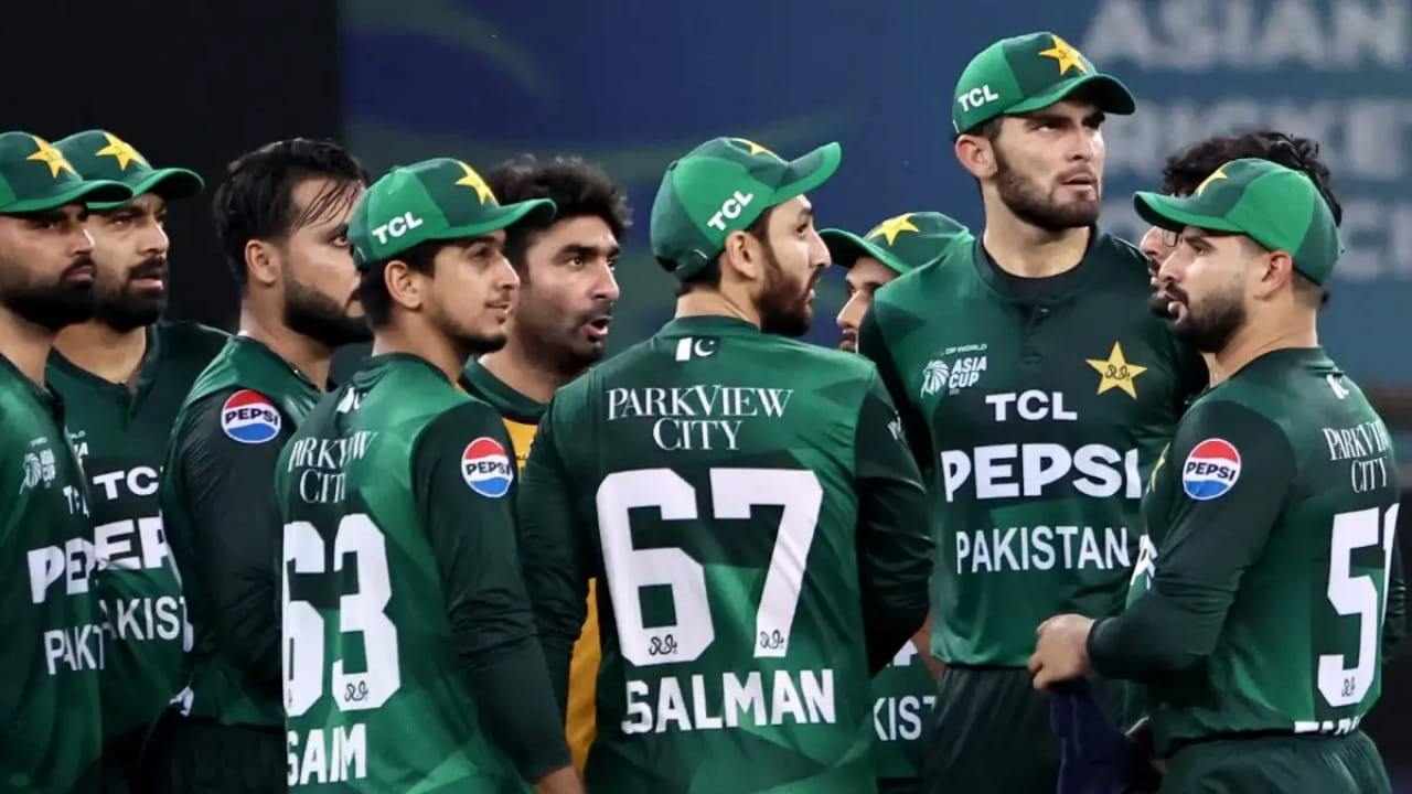 ಕ್ರಿಕೆಟ್ ಅಂಗಳದಲ್ಲಿ ಭಾರತ ಹಾಗೂ ಪಾಕಿಸ್ತಾನ ಮುಖಾಮುಖಿಯಾಗಲು ಇನ್ನೊಂದು ತಿಂಗಳು ಬಾಕಿ ಇದೆ. ಆದರೆ ಅದಕ್ಕೂ ಮುನ್ನವೇ ಪಾಕಿಸ್ತಾನ ಆಟಗಾರರು ತಮ್ಮ ಬಾಲ ಬಿಚ್ಚಲು ಶುರು ಮಾಡಿದ್ದಾರೆ. ಮೈದಾನದಲ್ಲಿ ಟೀಂ ಇಂಡಿಯಾ ವಿರುದ್ಧ ಮಂಡಿಯೂರುವ ಈ ಪಾಕಿಗಳು ಮೈದಾನದ ಹೊರಗೆ ಮಾತ್ರ ಅರ್ಥವಿಲ್ಲದ ಹೇಳಿಕೆಗಳನ್ನು ನೀಡುತ್ತಾ ಸದಾ ಸುದ್ದಿಯಲ್ಲಿರಲು ಪ್ರಯತ್ನಿಸುತ್ತಿದ್ದಾರೆ.