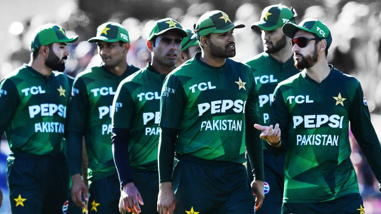 T20 World Cup 2026: ಟಿ20 ವಿಶ್ವಕಪ್​ನಿಂದ ಬಾಂಗ್ಲಾದೇಶ್ ತಂಡ ಹೊರಬಿದ್ದಿದೆ. ಭಾರತದಲ್ಲಿ ಆಡಲು ನಿರಾಕರಿಸಿದ್ದ ಬಾಂಗ್ಲಾದೇಶ್ ತಂಡವನ್ನು ಟಿ20 ವಿಶ್ವಕಪ್ ಪಟ್ಟಿಯಿಂದ ಐಸಿಸಿ ಕೈ ಬಿಟ್ಟಿದೆ. ಅಲ್ಲದೆ ಬಾಂಗ್ಲಾ ಬದಲಿಗೆ ಸ್ಕಾಟ್ಲೆಂಡ್ ತಂಡಕ್ಕೆ ಅವಕಾಶ ನೀಡಲಾಗಿದೆ. ಇದರ ಬೆನ್ನಲ್ಲೇ ಪಾಕಿಸ್ತಾನ್ ಕೂಡ ಟಿ20 ವಿಶ್ವಕಪ್​ನಿಂದ ಹೊರಗುಳಿಯುವ ಸುದ್ದಿಗಳು ಹರಿದಾಡುತ್ತಿದೆ.