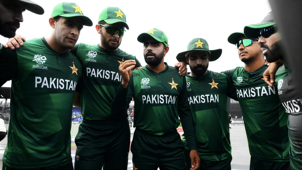 ಬಾಬರ್ ಆಝಂ ಅಲ್ಲದೆ, ಪ್ರಮುಖ ವೇಗಿಯಾಗಿ ಶಾಹೀನ್ ಶಾ ಅಫ್ರಿದಿ ಕೂಡ ಕಾಣಿಸಿಕೊಂಡಿದ್ದಾರೆ. ಹಾಗೆಯೇ ಆರಂಭಿಕ ದಾಂಡಿಗರಾಗಿ ಸೈಮ್ ಅಯ್ಯೂಬ್ ಹಾಗೂ ಸಾಹಿಬ್ಝಾದ ಫರ್ಹಾನ್ ಅವರನ್ನು ಆಯ್ಕೆ ಮಾಡಲಾಗಿದೆ. ಹೀಗಾಗಿ ಅನುಭವಿ ದಾಂಡಿಗ ಫಖರ್ ಝಮಾನ್ ಮೂರನೇ ಕ್ರಮಾಂಕದಲ್ಲಿ ಕಣಕ್ಕಿಳಿಯಲಿದ್ದಾರೆ.