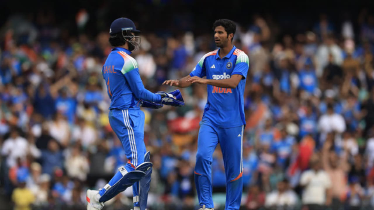 ಮೊದಲ ಏಕದಿನ ಪಂದ್ಯಕ್ಕೆ ಸ್ಪಿನ್ ಆಲ್‌ರೌಂಡರ್ ಆಗಿ ತಂಡವನ್ನು ಕೂಡಿಕೊಂಡಿದ್ದ ವಾಷಿಂಗ್ಟನ್ ಸುಂದರ್ ಗಾಯಗೊಂಡು ಅರ್ಧ ಪಂದ್ಯದಲ್ಲೇ ಮೈದಾನ ತೊರೆದಿದ್ದಾರೆ. ಸುಂದರ್ ಬೌಲಿಂಗ್ ಮಾಡುವಾಗ ಬೆನ್ನು ನೋವಿಗೆ ತುತ್ತಾಗಿದ್ದಾರೆ. ಇದರಿಂದಾಗಿ ಅವರು ಅರ್ಧಕ್ಕೆ ಆಟವನ್ನು ನಿಲ್ಲಿಸಿ ಮೈದಾನದಿಂದ ಹೊರಹೋಗಬೇಕಾಯಿತು. 