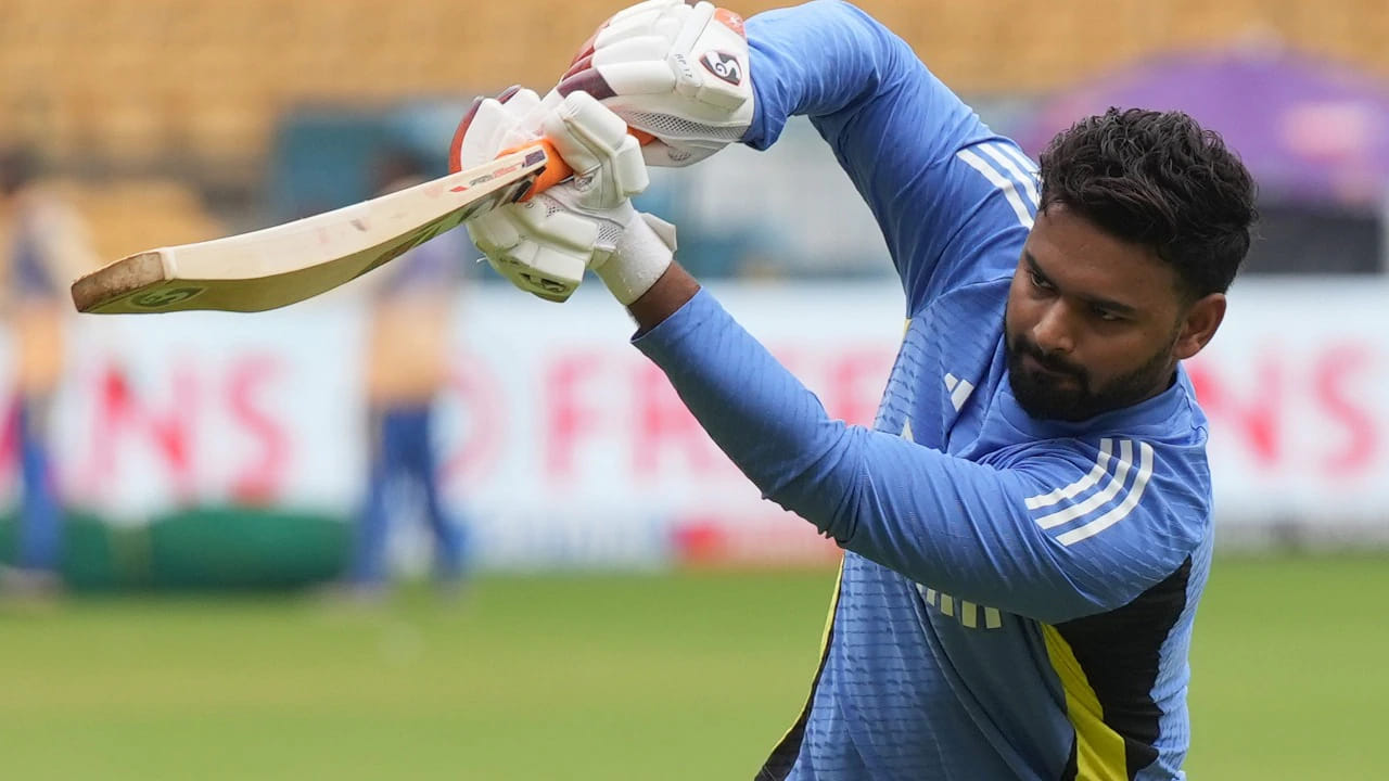 ವರದಿಗಳ ಪ್ರಕಾರ, ಥ್ರೋ-ಡೌನ್ ತಜ್ಞರ ವಿರುದ್ಧ ಬ್ಯಾಟಿಂಗ್ ಮಾಡುವಾಗ ರಿಷಭ್ ಪಂತ್ ಅವರ ಸೊಂಟಕ್ಕೆ ಚೆಂಡು ಬಲವಾಗಿ ಬಡಿದಿದೆ. ಇದರಿಂದ ತೀವ್ರ ನೋವಿನಿಂದ ಬಳಲಿದ ಪಂತ್​​ಗೆ ಅಭ್ಯಾಸ ಮುಂದುವರೆಸಲು ಸಾಧ್ಯವಾಗಲಿಲ್ಲ. ಹೀಗಾಗಿ ಪಂತ್ ಅರ್ಧಕ್ಕೆ ಅಭ್ಯಾಸ ನಿಲ್ಲಿಸಿ ಮೈದಾನವನ್ನು ತೊರೆದಿದ್ದಾರೆ.