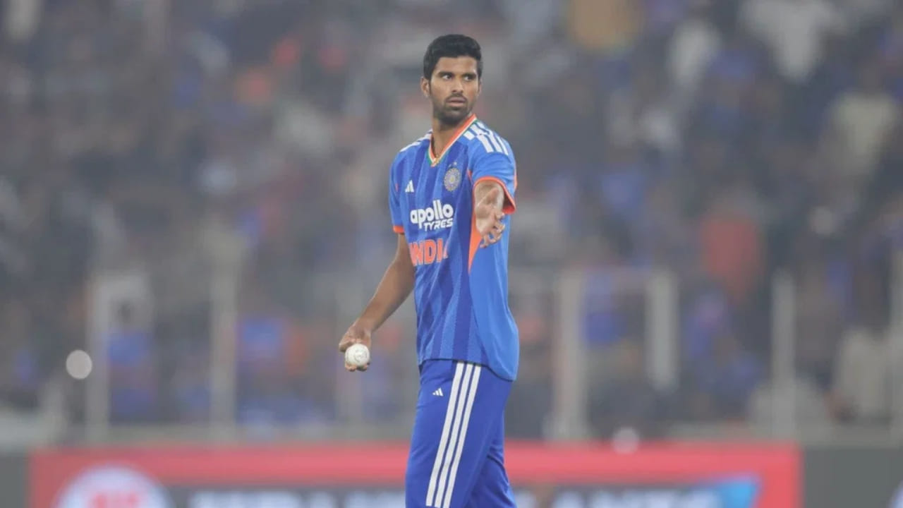 ತಮ್ಮ ಖೋಟಾದ ಐದನೇ ಓವರ್‌ ಬೌಲ್ ಮಾಡುವಾಗ ಸುಂದರ್ ನೋವಿನಿಂದ ನರಳಲಾರಂಭಿಸಿದರು. ಕೂಡಲೇ ತಂಡದ ಫಿಸಿಯೋ ಸುಂದರ್ ನೆರವಿಗೆ ಬಂದರು. ಆದಾಗ್ಯೂ ನೋವು ಹೆಚ್ಚಾದ ಕಾರಣದಿಂದಾಗಿ ಸುಂದರ್ ಸ್ವಲ್ಪ ಸಮಯದ ನಂತರ ಮೈದಾನವನ್ನು ತೊರೆದರು. ಹೀಗಾಗಿ ಅವರ ಬದಲಿಗೆ ಬೇರೆ ಆಟಗಾರ ಫಿಲ್ಡಿಂಗ್ ಮಾಡಬೇಕಾಯಿತು.