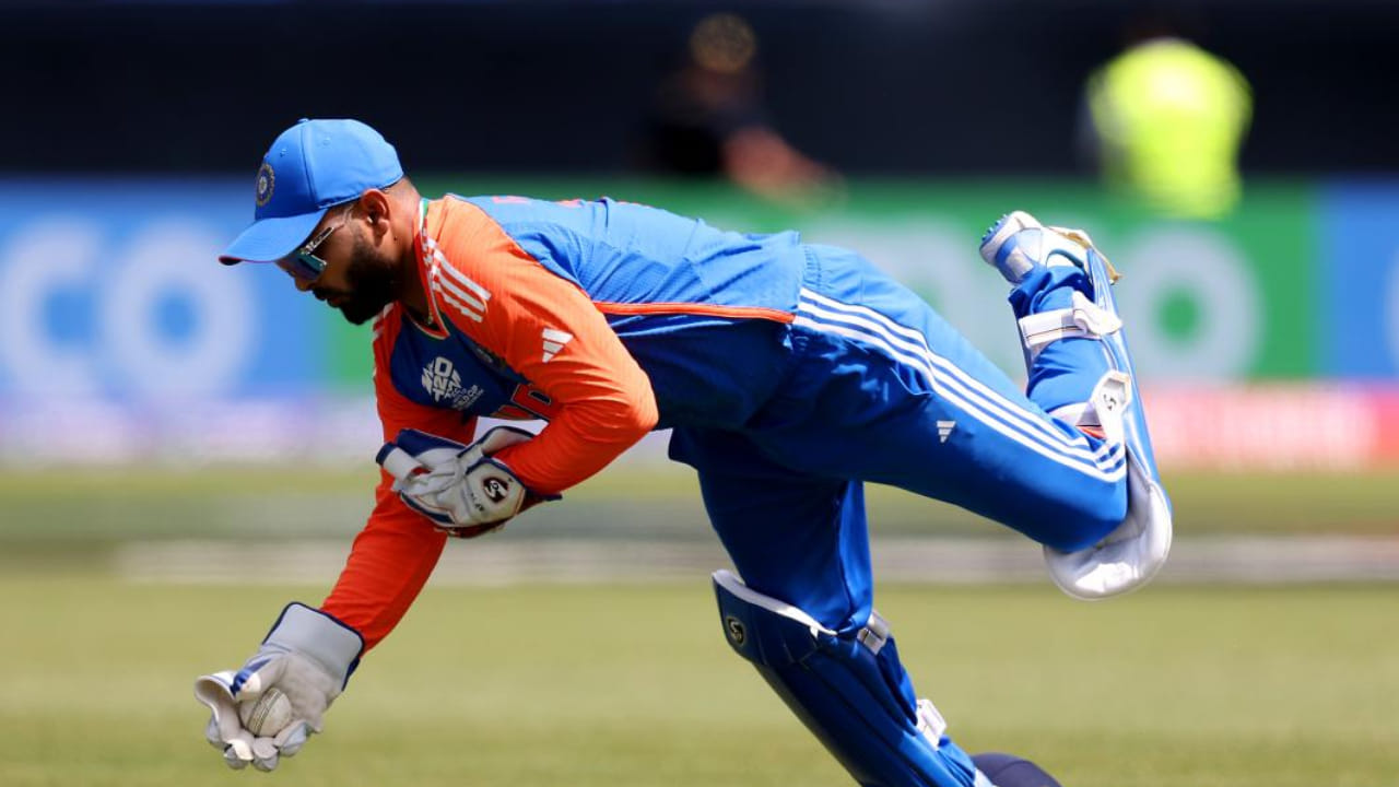 ರಿಷಭ್ ಪಂತ್ ಭಾರತೀಯ ತಂಡದಲ್ಲಿ ಪ್ರಮುಖ ಆಟಗಾರರಾಗಿದ್ದು, ಕೆಎಲ್ ರಾಹುಲ್ ನಂತರ ಎರಡನೇ ವಿಕೆಟ್ ಕೀಪರ್ ಆಗಿ ತಂಡಕ್ಕೆ ಆಯ್ಕೆಯಾಗಿದ್ದಾರೆ. ಆದಾಗ್ಯೂ, ಅವರ ಇತ್ತೀಚಿನ ಏಕದಿನ ಫಾರ್ಮ್ ಮತ್ತು ಆಯ್ಕೆ ಚರ್ಚೆಗಳನ್ನು ನೋಡಿದರೆ, ಈ ಗಾಯವು ತಂಡಕ್ಕೆ ದೊಡ್ಡ ತಲೆನೋವನ್ನುಂಟುಮಾಡಬಹುದು. 