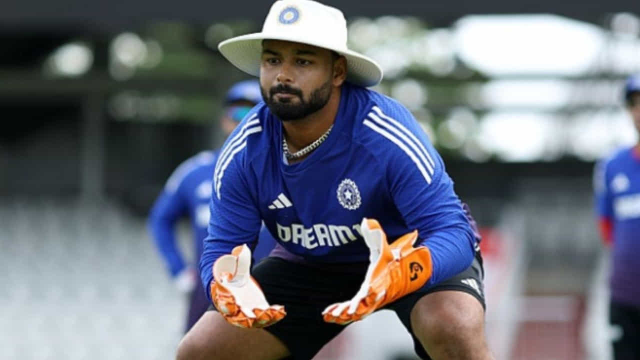 ಭಾರತ ಮತ್ತು ನ್ಯೂಜಿಲೆಂಡ್ ನಡುವಿನ ಮೂರು ಪಂದ್ಯಗಳ ಏಕದಿನ ಸರಣಿಯ ಮೊದಲ ಪಂದ್ಯ ವಡೋದರಾದ ಕೋಟಂಬಿ ಕ್ರೀಡಾಂಗಣದಲ್ಲಿ ನಡೆಯುತ್ತಿದೆ. ಸರಣಿಯ ಆರಂಭಕ್ಕೂ ಮುನ್ನ ತಂಡದ ವಿಕೆಟ್ ಕೀಪರ್ ಬ್ಯಾಟ್ಸ್ಮನ್ ರಿಷಭ್ ಪಂತ್ ಇಂಜುರಿಗೊಂಡು ತಂಡದಿಂದ ಹೊರಬಿದ್ದ ಆಘಾತದಲಿದ್ದ ಟೀಂ ಇಂಡಿಯಾಗೆ ಇದೀಗ ಇನ್ನೊಂದು ಆಘಾತ ಎದುರಾಗಿದೆ.