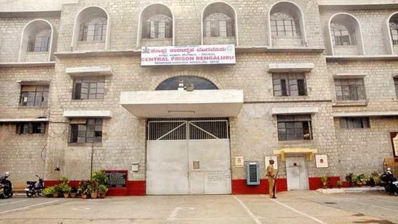 ಪರಪ್ಪನ ಅಗ್ರಹಾರದಲ್ಲಿ ಕೈದಿಗಳ ಪುಂಡಾಟಕ್ಕೆ ಇನ್ನೂ ಬಿದ್ದಿಲ್ಲ ಬ್ರೇಕ್! ಸಿಬ್ಬಂದಿಯ ಮೇಲೇ ಹಲ್ಲೆ