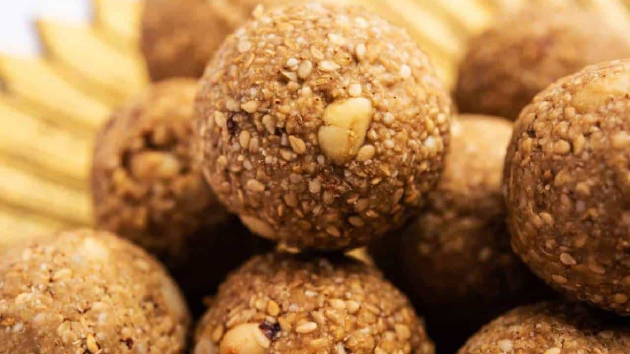 Makara Sankranti 2026: ಸಂಕ್ರಾಂತಿ ಹಬ್ಬಕ್ಕೆ ಮನೆಯಲ್ಲೇ ಮಾಡಿ ಆರೋಗ್ಯಕರ ಶೇಂಗಾ-ಎಳ್ಳು ಉಂಡೆ Makara Sankranti 2026: ಸಂಕ್ರಾಂತಿ ಹಬ್ಬಕ್ಕೆ ಮನೆಯಲ್ಲೇ ಮಾಡಿ ಆರೋಗ್ಯಕರ ಶೇಂಗಾ-ಎಳ್ಳು ಉಂಡೆ