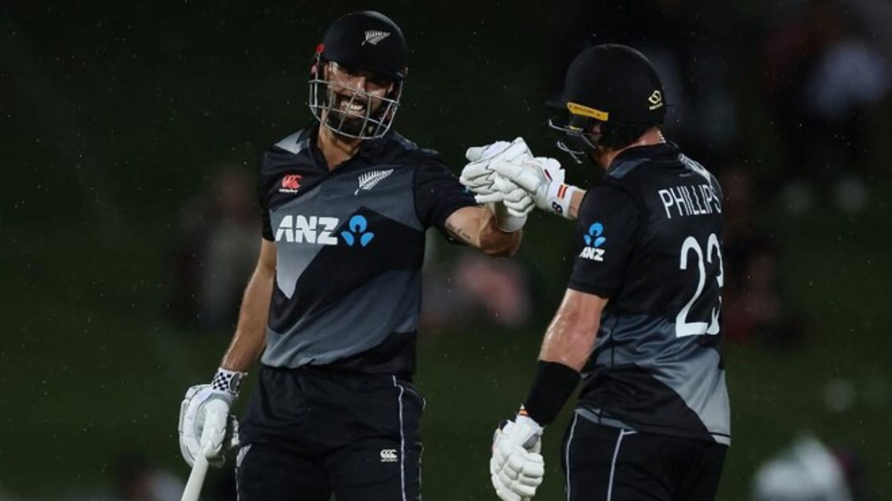 ಜನವರಿ 18 ರ ಭಾನುವಾರ ನಡೆದ ಸರಣಿ ನಿರ್ಣಾಯಕ ಪಂದ್ಯದಲ್ಲಿ, ನ್ಯೂಜಿಲೆಂಡ್ ಮೊದಲು ಬ್ಯಾಟಿಂಗ್ ಮಾಡಿತು ಆದರೆ ಕೇವಲ 58 ರನ್‌ಗಳಿಗೆ ಮೂರು ವಿಕೆಟ್‌ಗಳನ್ನು ಕಳೆದುಕೊಂಡಿತು. ಆ ಸಮಯದಲ್ಲಿ, ಡ್ಯಾರಿಲ್ ಮಿಚೆಲ್‌ಗೆ ಸಾಥ್ ನೀಡಿದ ಫಿಲಿಪ್ಸ್  ತಂಡವನ್ನು ಸಂಕಷ್ಟದಿಂದ ಹೊರತಂದರು.