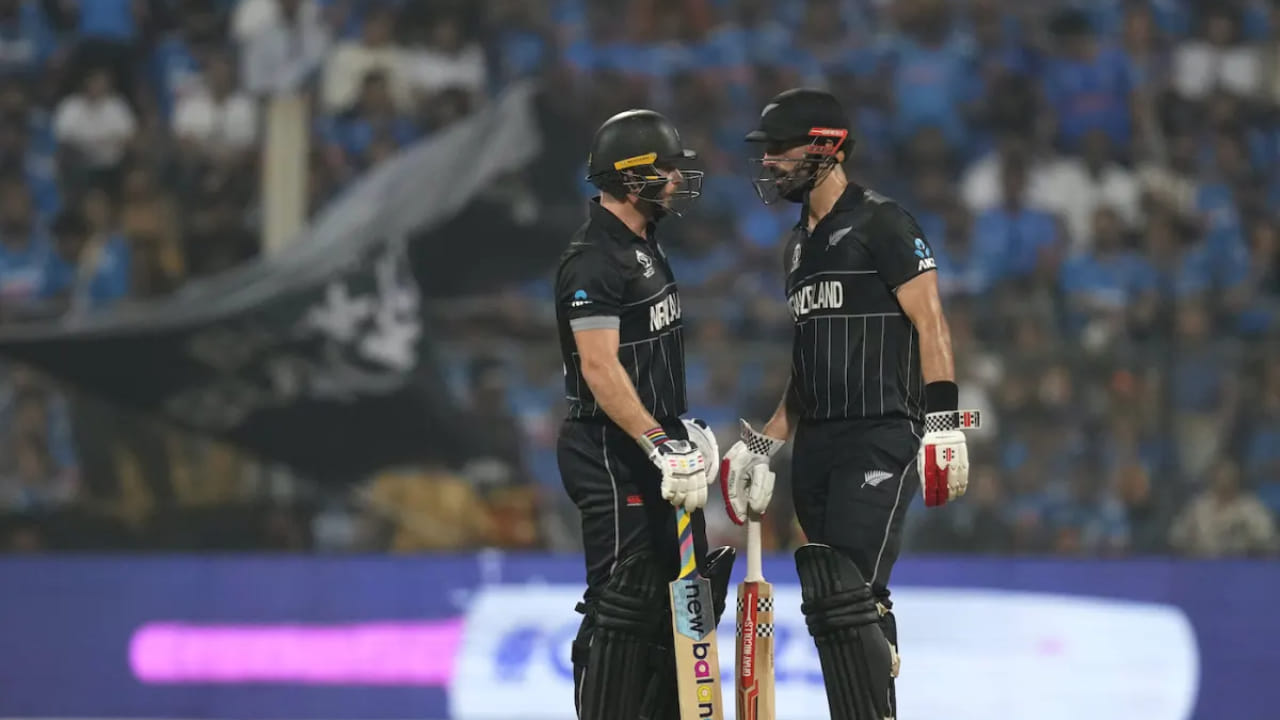 ಫಿಲಿಪ್ಸ್, ಡ್ಯಾರಿಲ್ ಮಿಚೆಲ್ ಜೊತೆಗೂಡಿ ನಾಲ್ಕನೇ ವಿಕೆಟ್‌ಗೆ 219 ರನ್‌ಗಳ ಅದ್ಭುತ ಪಾಲುದಾರಿಕೆಯನ್ನು ಹಂಚಿಕೊಂಡರು. ಮಿಚೆಲ್ ಕೂಡ ಅದ್ಭುತ ಶತಕ ಗಳಿಸಿದರು, ಇದು ಸರಣಿಯಲ್ಲಿ ಅವರ ಸತತ ಎರಡನೇ ಶತಕವಾಗಿತ್ತು. 44 ನೇ ಓವರ್‌ನಲ್ಲಿ ಅರ್ಶ್‌ದೀಪ್ ಸಿಂಗ್ ಫಿಲಿಪ್ಸ್ ಅವರನ್ನು ಔಟ್ ಮಾಡುವ ಮೂಲಕ ಈ ಪಾಲುದಾರಿಕೆ ಮುರಿದುಬಿತ್ತು. ಫಿಲಿಪ್ಸ್ ಕೇವಲ 88 ಎಸೆತಗಳಲ್ಲಿ ಒಂಬತ್ತು ಬೌಂಡರಿಗಳು ಮತ್ತು ಮೂರು ಸಿಕ್ಸರ್‌ಗಳನ್ನು ಒಳಗೊಂಡಂತೆ 106 ರನ್ ಗಳಿಸಿದರು. ಫಿಲಿಪ್ಸ್ ಔಟಾದ ನಂತರ, ಮಿಚೆಲ್ ಕೂಡ ಮುಂದಿನ ಓವರ್‌ನ ಮೊದಲ ಎಸೆತದಲ್ಲಿ 137 ರನ್ ಗಳಿಸಿ ಪೆವಿಲಿಯನ್‌ಗೆ ಮರಳಿದರು.