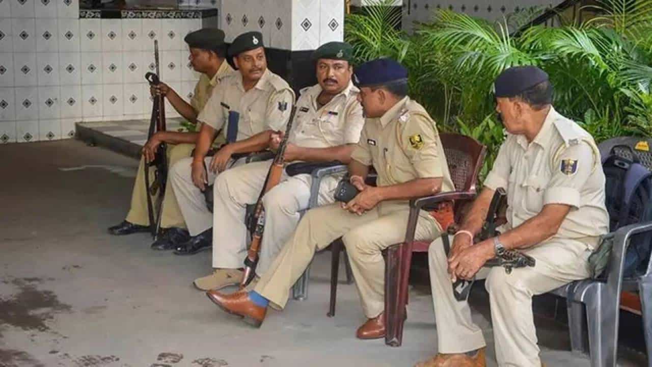 ಅಪಹರಿಸಿ ಆರ್ಕೆಸ್ಟ್ರಾ ಡ್ಯಾನ್ಸರ್ ಮೇಲೆ ಸಾಮೂಹಿಕ ಅತ್ಯಾಚಾರ, ಆರೋಪಿಯ ಫೋನ್ ಕದ್ದು ಪೊಲೀಸರಿಗೆ ಕರೆ ಮಾಡಿದ ಮಹಿಳೆ ಅಪಹರಿಸಿ ಆರ್ಕೆಸ್ಟ್ರಾ ಡ್ಯಾನ್ಸರ್ ಮೇಲೆ ಸಾಮೂಹಿಕ ಅತ್ಯಾಚಾರ, ಆರೋಪಿಯ ಫೋನ್ ಕದ್ದು ಪೊಲೀಸರಿಗೆ ಕರೆ ಮಾಡಿದ ಮಹಿಳೆ