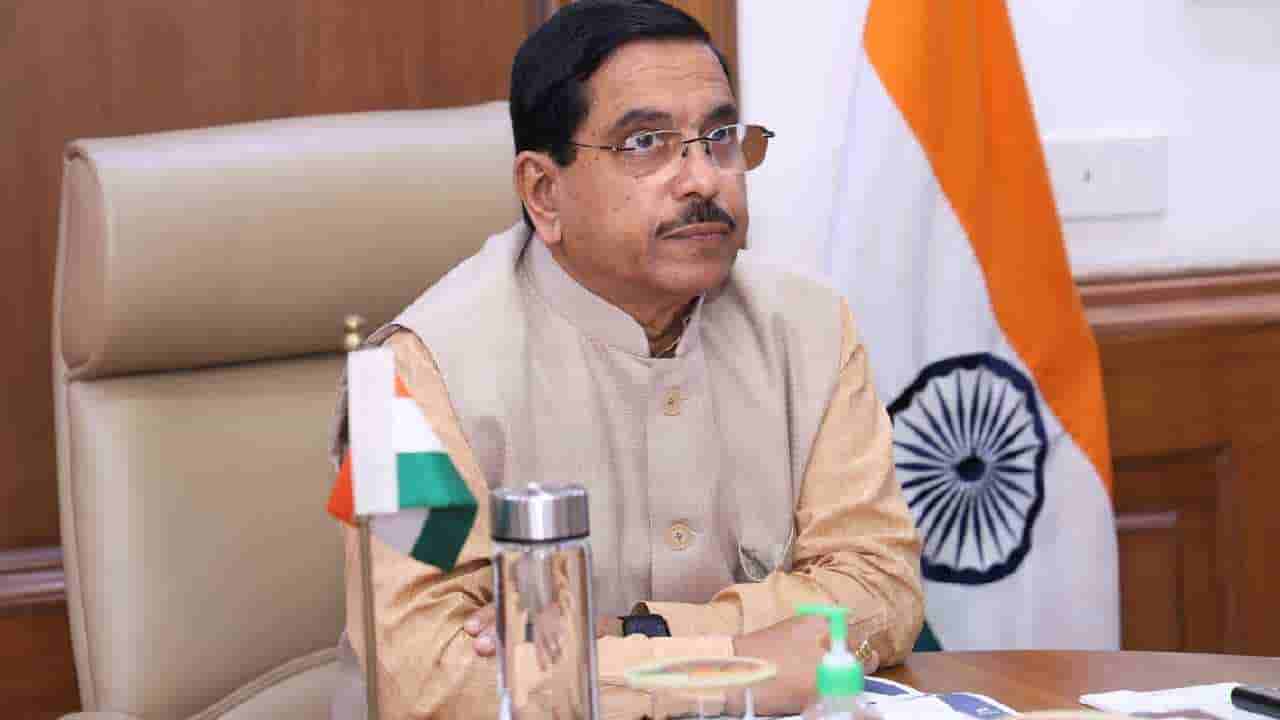 ರಾಜ್ಯದ ಕೂಲಿ ಕಾರ್ಮಿಕರ ದಾರಿತಪ್ಪಿಸುತ್ತಿದೆ: ಸಿದ್ದರಾಮಯ್ಯ ಸರ್ಕಾರದ ವಿರುದ್ಧ ಜೋಶಿ ಕಿಡಿ