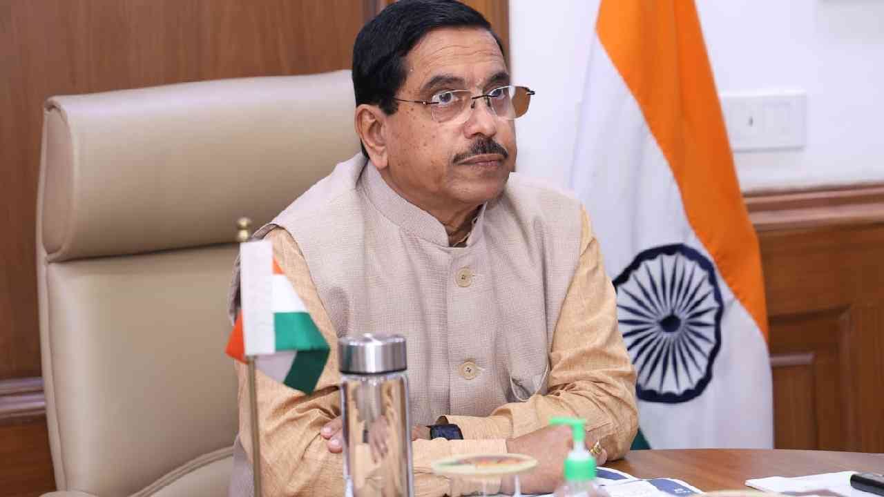 ರಾಜ್ಯದ ಕೂಲಿ ಕಾರ್ಮಿಕರ ದಾರಿತಪ್ಪಿಸುತ್ತಿದೆ: ಸಿದ್ದರಾಮಯ್ಯ ಸರ್ಕಾರದ ವಿರುದ್ಧ ಜೋಶಿ ಕಿಡಿ ರಾಜ್ಯದ ಕೂಲಿ ಕಾರ್ಮಿಕರ ದಾರಿತಪ್ಪಿಸುತ್ತಿದೆ: ಸಿದ್ದರಾಮಯ್ಯ ಸರ್ಕಾರದ ವಿರುದ್ಧ ಜೋಶಿ ಕಿಡಿ