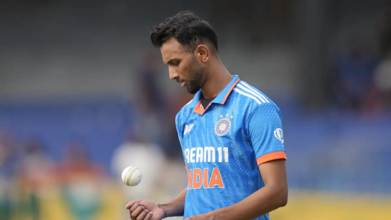 ಪ್ರಸಿದ್ಧ ಕೃಷ್ಣ: ವೇಗಿ ಪ್ರಸಿದ್ಧ್ ಕೃಷ್ಣ ತಂಡದಿಂದ ಕೈಬಿಡಬಹುದಾದ ಮತ್ತೊಬ್ಬ ಆಟಗಾರ. ಅವರ ಪ್ರದರ್ಶನವೂ ಕಳಪೆಯಾಗಿದೆ. ಮೊದಲ ಎರಡು ಪಂದ್ಯಗಳಲ್ಲಿ ಅವರು ಉತ್ತಮವಾಗಿ ಪ್ರದರ್ಶನ ನೀಡದ ಕಾರಣ ಮೂರನೇ ಪಂದ್ಯದಲ್ಲಿ ಅವರಿಗೆ ಅವಕಾಶ ನೀಡಲಾಗಿಲ್ಲ. ಆ ಎರಡು ಪಂದ್ಯಗಳಲ್ಲಿ ಅವರು ಕೇವಲ ಮೂರು ವಿಕೆಟ್‌ಗಳನ್ನು ಮಾತ್ರ ಪಡೆದರಾದರೂ ಸಾಕಷ್ಟು ರನ್‌ಗಳನ್ನು ಬಿಟ್ಟುಕೊಟ್ಟರು.
