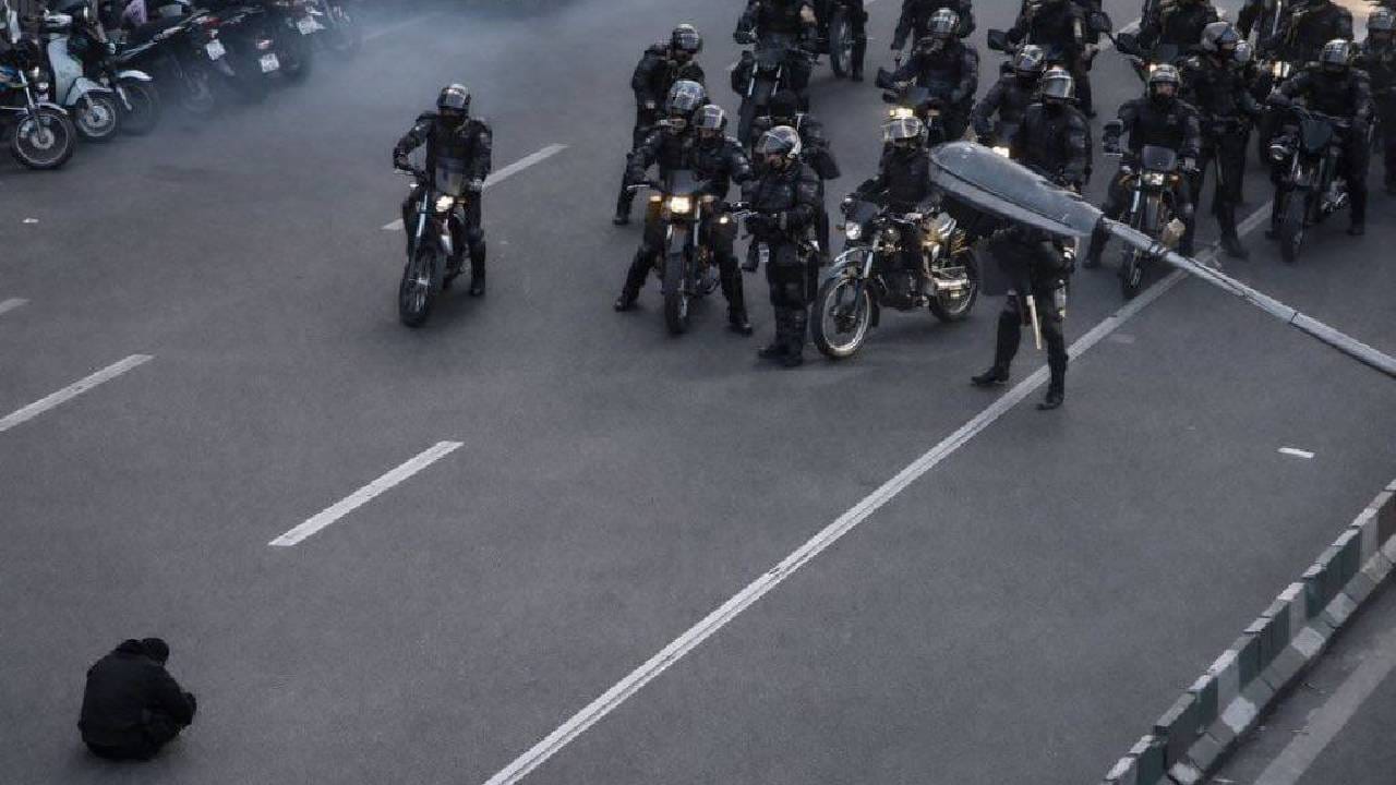 ಇರಾನ್ ಆರ್ಥಿಕತೆ ಪಾತಾಳಕ್ಕೆ, ನಿರುದ್ಯೋಗ, ಹಣದುಬ್ಬರದಿಂದ ಬೇಸತ್ತು ಬೀದಿಗಿಳಿದ ಜನ, ಪ್ರತಿಭಟನೆಯಲ್ಲಿ 35 ಮಂದಿ ಸಾವು ಇರಾನ್ ಆರ್ಥಿಕತೆ ಪಾತಾಳಕ್ಕೆ, ನಿರುದ್ಯೋಗ, ಹಣದುಬ್ಬರದಿಂದ ಬೇಸತ್ತು ಬೀದಿಗಿಳಿದ ಜನ, ಪ್ರತಿಭಟನೆಯಲ್ಲಿ 35 ಮಂದಿ ಸಾವು