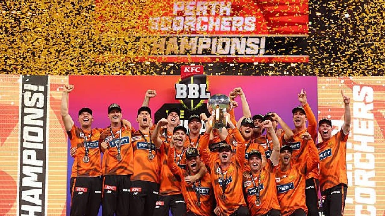 ಇದೀಗ ಬಿಗ್ ಬ್ಯಾಷ್ ಲೀಗ್​ನಲ್ಲಿ 6ನೇ ಬಾರಿ ಟ್ರೋಫಿ ಎತ್ತಿ ಹಿಡಿಯುವಲ್ಲಿ ಪರ್ತ್​ ಸ್ಕಾಚರ್ಸ್ ತಂಡ ಯಶಸ್ವಿಯಾಗಿದೆ. 2013–14, 2014–15, 2016–17, 2021–22, 2022–23 ರಲ್ಲಿ ಚಾಂಪಿಯನ್ ಪಟ್ಟ ಅಲಂಕರಿಸಿದ್ದ ಪರ್ತ್ ಪಡೆ ಇದೀಗ 2025-26ರ ಸೀಸನ್​ನಲ್ಲೂ ಕಿರೀಟ ಮುಡಿಗೇರಿಸಿಕೊಂಡಿದೆ. ಈ ಮೂಲಕ ಟಿ20 ಲೀಗ್ ಟೂರ್ನಿಯಲ್ಲಿ ಅತ್ಯಧಿಕ ಬಾರಿ ಚಾಂಪಿಯನ್ ಪಟ್ಟ ಅಲಂಕರಿಸಿದ ತಂಡವೆಂಬ ವಿಶ್ವ ದಾಖಲೆಯನ್ನು ಪರ್ತ್​ ಸ್ಕಾಚರ್ಸ್ ತನ್ನದಾಗಿಸಿಕೊಂಡಿದೆ.