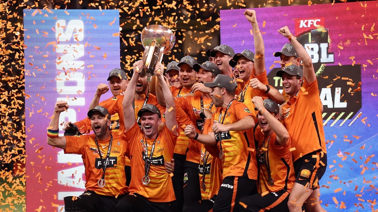 ಇದರೊಂದಿಗೆ ಲೀಗ್ ಕ್ರಿಕೆಟ್​ನಲ್ಲಿ ಅತ್ಯಧಿಕ ಬಾರಿ ಚಾಂಪಿಯನ್ ಪಟ್ಟ ಅಲಂಕರಿಸಿದ ತಂಡವೆಂಬ ಖ್ಯಾತಿ ಪರ್ತ್​ ಸ್ಕಾಚರ್ಸ್ ತಂಡದ ಪಾಲಾಗಿದೆ. ಇದಕ್ಕೂ ಮುನ್ನ ಈ ದಾಖಲೆ ಮುಂಬೈ ಇಂಡಿಯನ್ಸ್ ಹಾಗೂ ಚೆನ್ನೈ ಸೂಪರ್ ಕಿಂಗ್ಸ್ ತಂಡಗಳ ಹೆಸರಿನಲ್ಲಿತ್ತು.