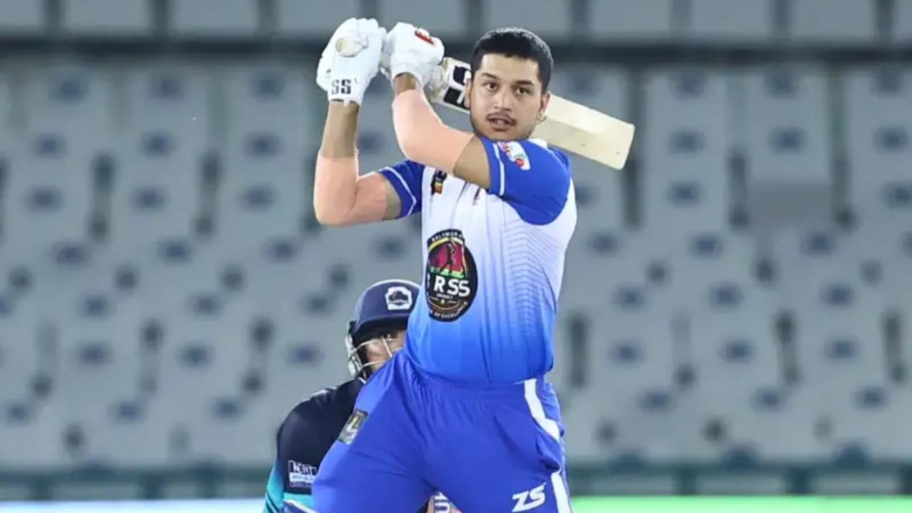 ಇನ್ನು ಈ ಪಟ್ಟಿಯಲ್ಲಿ ಹಿಮಾಚಲ ಪ್ರದೇಶದ ಪುಖ್ರಾಜ್ ಮಾನ್ ಮೂರನೇ ಸ್ಥಾನದಲ್ಲಿದ್ದಾರೆ. ಈ ಆಕ್ರಮಣಕಾರಿ ಎಡಗೈ ಬ್ಯಾಟ್ಸ್‌ಮನ್ ನಾಲ್ಕು ಪಂದ್ಯಗಳಲ್ಲಿ ಎರಡು ಶತಕ ಮತ್ತು ಒಂದು ಅರ್ಧಶತಕ ಸೇರಿದಂತೆ 360 ರನ್ ಗಳಿಸಿದ್ದಾರೆ. ಅವರ ಅತ್ಯುತ್ತಮ ಸ್ಕೋರ್ 126 ರನ್ ಆಗಿದ್ದು, ಅವರ ಸ್ಟ್ರೈಕ್ ರೇಟ್ 100 ಕ್ಕಿಂತ ಹೆಚ್ಚಿದೆ. ಪುಖ್ರಾಜ್ ಅವರ ಇನ್ನಿಂಗ್ಸ್ ತಂಡಕ್ಕೆ ನಿರ್ಣಾಯಕವೆಂದು ಸಾಬೀತಾಗಿದೆ.