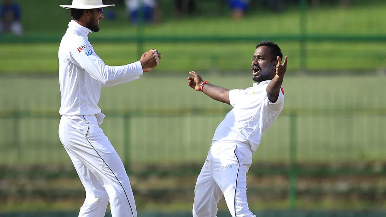 ಕೊಲಂಬೊದ ಕೋಲ್ಟ್ಸ್ ಕ್ರಿಕೆಟ್ ಕ್ಲಬ್ ಮೈದಾನದಲ್ಲಿ ನಡೆದ ಮೂರ್ ಸ್ಪೋರ್ಟ್ಸ್ ಕ್ಲಬ್ ವಿರುದ್ಧದ ಪಂದ್ಯದಲ್ಲಿ ಸೋಹನ್ ಡಿ ಲಿವೇರಾ ಮತ್ತು ಪಸಿಂದು ಸೂರ್ಯಬಂದರ ಅವರನ್ನು ಔಟ್ ಮಾಡುವ ಮೂಲಕ ಪುಷ್ಪಕುಮಾರ ಈ ಅದ್ಭುತ ಮೈಲಿಗಲ್ಲು ಸ್ಥಾಪಿಸಿದರು. ಈ ಸಾಧನೆ ಮಾಡಿದ ನಾಲ್ಕನೇ ಶ್ರೀಲಂಕಾದ ಬೌಲರ್ ಎಂಬ ದಾಖಲೆಯನ್ನು ಅವರು ಸೃಷ್ಟಿಸಿದರು.