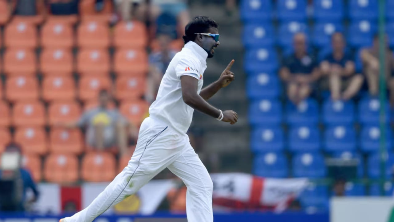 ಶ್ರೀಲಂಕಾ ಪರ ಪ್ರಥಮ ದರ್ಜೆ ಕ್ರಿಕೆಟ್‌ನಲ್ಲಿ 1000 ವಿಕೆಟ್‌ಗಳನ್ನು ಪಡೆದ ಬೌಲರ್‌ಗಳ ಪಟ್ಟಿಯಲ್ಲಿ ಮುತ್ತಯ್ಯ ಮುರಳೀಧರನ್ (1374 ವಿಕೆಟ್‌ಗಳು), ರಂಗನ ಹೆರಾತ್ (1080 ವಿಕೆಟ್‌ಗಳು) ಮತ್ತು ದಿನುಕಾ ಹೆಟ್ಟಿಯಾರಾಚಿ (1001 ವಿಕೆಟ್‌ಗಳು) ಮಾತ್ರ ಇದ್ದರು. ಆದರೆ ಈಗ ಮಲಿಂದಾ ಪುಷ್ಪಕುಮಾರ ಕೂಡ ಈ ಪಟ್ಟಿಗೆ ಸೇರಿಕೊಂಡಿದ್ದಾರೆ. ಇನ್ನು ಜಾಗತಿಕವಾಗಿ, ಪುಷ್ಪಕುಮಾರ ಪ್ರಥಮ ದರ್ಜೆ ಕ್ರಿಕೆಟ್ ಇತಿಹಾಸದಲ್ಲಿ ಈ ಸಾಧನೆ ಮಾಡಿದ 218 ನೇ ಆಟಗಾರ ಎನಿಸಿಕೊಂಡಿದ್ದಾರೆ.