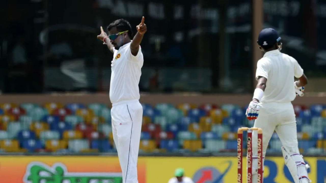 ಆದಾಗ್ಯೂ ಮಲಿಂದಾ ಪುಷ್ಪಕುಮಾರ ಸ್ಟ್ರೈಕ್ ರೇಟ್ ವಿಚಾರದಲ್ಲಿ ಮಾಜಿ ಲೆಜೆಂಡರಿ ಸ್ಪಿನ್ನರ್ ಮುತ್ತಯ್ಯ ಮುರಳೀಧರನ್​ಗಿಂತ ಮುಂದಿದ್ದಾರೆ. ಮುರಳೀಧರನ್ ಪ್ರತಿ 48.7 ಎಸೆತಗಳಿಗೆ ಒಂದು ವಿಕೆಟ್ ಪಡೆದರೆ, ಪುಷ್ಪಕುಮಾರ ಕೇವಲ 38.3 ಎಸೆತಗಳಲ್ಲಿ ವಿಕೆಟ್ ಪಡೆದಿದ್ದಾರೆ. ಅವರ ಬೌಲಿಂಗ್ ಸರಾಸರಿ ಕೂಡ ಕೇವಲ 20.06 ಆಗಿದೆ. 