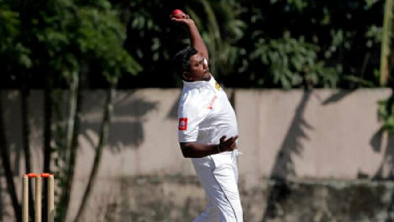 ಮಲಿಂದಾ ಪುಷ್ಪಕುಮಾರ ತಮ್ಮ ಸುದೀರ್ಘ ವೃತ್ತಿಜೀವನದಲ್ಲಿ ಒಂದು ಇನ್ನಿಂಗ್ಸ್‌ನಲ್ಲಿ 86 ಬಾರಿ ಐದು ವಿಕೆಟ್‌ಗಳನ್ನು ಮತ್ತು ಒಂದು ಪಂದ್ಯದಲ್ಲಿ 10 ವಿಕೆಟ್‌ಗಳನ್ನು 28 ಬಾರಿ ಪಡೆದಿದ್ದಾರೆ. ಇನ್ನು ಜನವರಿ 2019 ರಲ್ಲಿ ಸ್ಯಾರಸೆನ್ಸ್ ಸ್ಪೋರ್ಟ್ಸ್ ಕ್ಲಬ್ ವಿರುದ್ಧದ ಪಂದ್ಯದಲ್ಲಿ, ಅವರು ಒಂದೇ ಇನ್ನಿಂಗ್ಸ್‌ನಲ್ಲಿ ಒಟ್ಟು 10 ವಿಕೆಟ್‌ಗಳನ್ನು ಪಡೆಯುವ ಮೂಲಕ ಇತಿಹಾಸ ನಿರ್ಮಿಸಿದ್ದರು. 