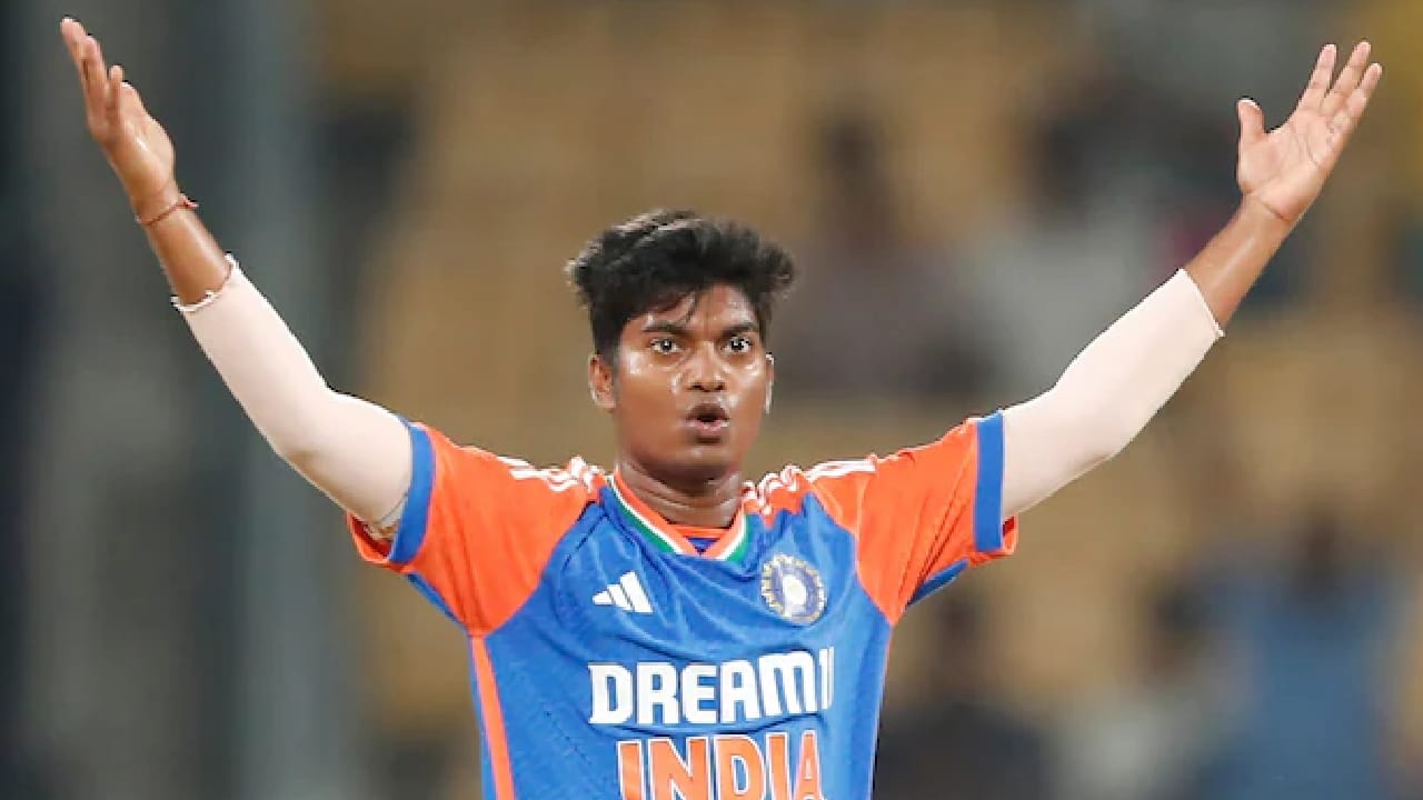 ಪೂಜಾ ವಸ್ತ್ರಾಕರ್ ಆರ್​ಸಿಬಿ ತಂಡದಲ್ಲಿರುವ ಪ್ರಮುಖ ವೇಗಿ. ಇದೀಗ ಮಂಡಿರಜ್ಜು ಗಾಯದ ಸಮಸ್ಯೆಯಿಂದ ಬಳಲುತ್ತಿರುವ ಅವರಿಗೆ ವೈದ್ಯರು ಹೆಚ್ಚಿನ ವಿಶ್ರಾಂತಿ ಸೂಚಿಸಿದ್ದಾರೆ. ಹೀಗಾಗಿ ಕನಿಷ್ಠ ಎರಡು ವಾರಗಳ ಕಾಲ ಅವರು ಮೈದಾನದಿಂದ ಹೊರಗುಳಿಯಲಿದ್ದಾರೆ.