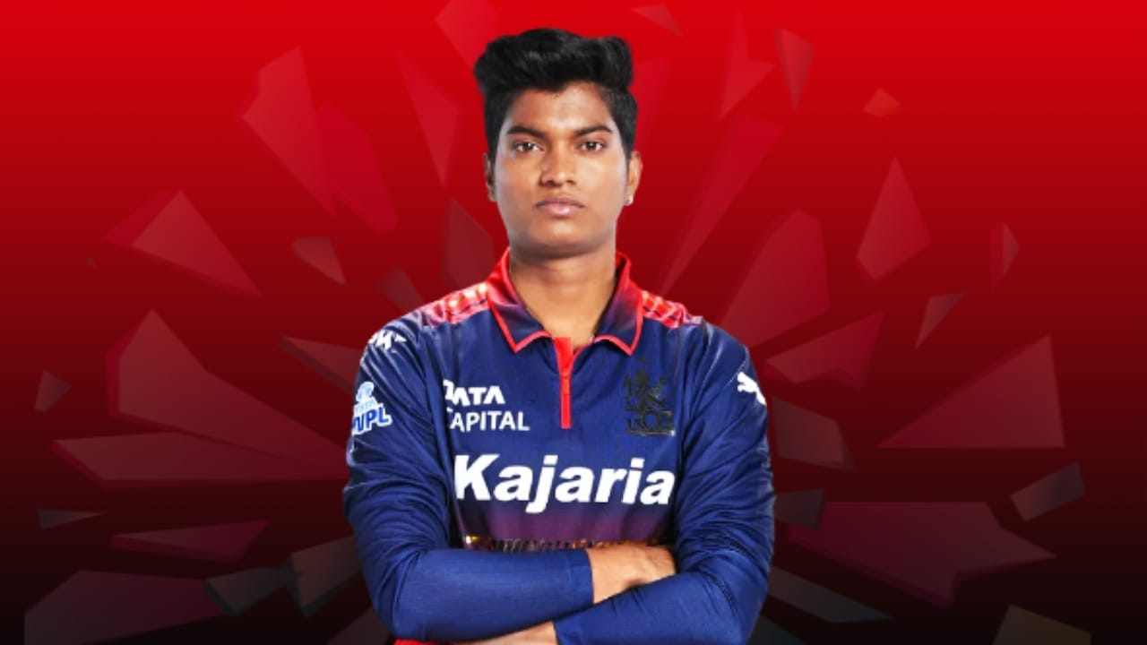 ರಾಯಲ್ ಚಾಲೆಂಜರ್ಸ್ ಬೆಂಗಳೂರು ತಂಡದ ಪ್ರಮುಖ ವೇಗಿ ಪೂಜಾ ವಸ್ತ್ರಾಕರ್ ಗಾಯಗೊಂಡಿದ್ದು, ಈ ಗಾಯದ ಕಾರಣ 2 ವಾರಗಳ ವುಮೆನ್ಸ್ ಪ್ರೀಮಿಯರ್ ಲೀಗ್​ನಿಂದ ಹೊರಗುಳಿಯಲಿದ್ದಾರೆ. ಅಂದರೆ ಆರ್​ಸಿಬಿ ತಂಡದ ಮುಂದಿನ 5 ಪಂದ್ಯಗಳಿಗೆ ಪೂಜಾ ಅಲಭ್ಯರಾಗಲಿದ್ದಾರೆ.