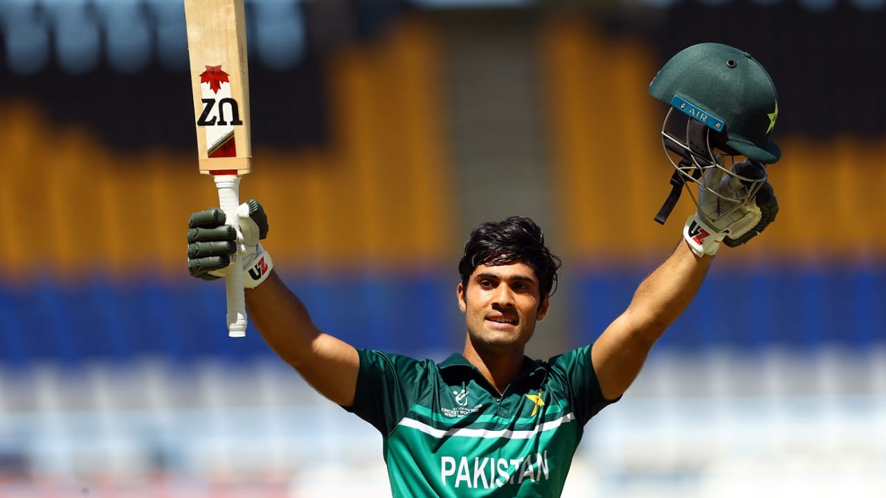 ಈ ಮೊದಲು ಈ ವಿಶ್ವ ದಾಖಲೆ ಪಾಕಿಸ್ತಾನದ ಖಾಸಿಂ ಅಖ್ತರ್ ಹೆಸರಿನಲ್ಲಿತ್ತು. 2022 ರ ಅಂಡರ್-19 ವಿಶ್ವಕಪ್​ನಲ್ಲಿ ಶ್ರೀಲಂಕಾ ವಿರುದ್ಧ ಖಾಸಿಂ ಅಖ್ತರ್ ಕೇವಲ 63 ಎಸೆತಗಳಲ್ಲಿ ಶತಕ ಬಾರಿಸಿದ್ದರು. ಈ ಮೂಲಕ ಕಿರಿಯ ವಿಶ್ವಕಪ್​ನಲ್ಲಿ ಅತೀ ವೇಗದ ಸೆಂಚುರಿ ಸಿಡಿಸಿದ ಬ್ಯಾಟರ್ ಎನಿಸಿಕೊಂಡಿದ್ದರು.