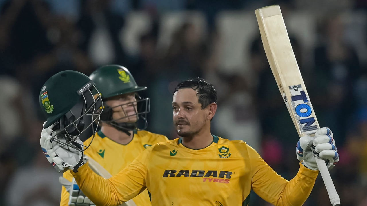 222 ರನ್ಗಳ ಕಠಿಣ ಗುರಿ ಬೆನ್ನತ್ತಿದ ಸೌತ್ ಆಫ್ರಿಕಾ ಪರ ಆರಂಭಿಕ ದಾಂಡಿಗ ಕ್ವಿಂಟನ್ ಡಿಕಾಕ್ ಕೇವಲ 43 ಎಸೆತಗಳಲ್ಲಿ ಶತಕ ಸಿಡಿಸಿದ್ದರು. ಈ ಶತದ ಬಳಿಕ ಕೂಡ ಆರ್ಭಟ ಮುಂದುವರೆಸಿದ ಡಿಕಾಕ್ 49 ಎಸೆತಗಳಲ್ಲಿ 10 ಸಿಕ್ಸ್ ಹಾಗೂ 6 ಫೋರ್ಗಳೊಂದಿಗೆ 115 ರನ್ ಚಚ್ಚಿದರು.