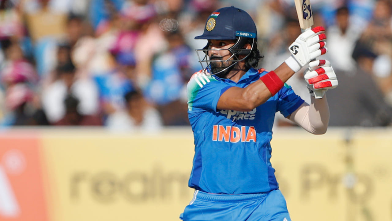 ಈ ಪಂದ್ಯದಲ್ಲಿ ಕೆಎಲ್ ರಾಹುಲ್ 92 ಎಸೆತಗಳಲ್ಲಿ 11 ಬೌಂಡರಿ ಮತ್ತು ಒಂದು ಸಿಕ್ಸರ್ ಒಳಗೊಂಡಂತೆ ಅಜೇಯ 112 ರನ್ ಬಾರಿಸಿದರು. ಈ ಶತಕ ಕೇವಲ ಒಂದು ಸ್ಮರಣೀಯ ಇನ್ನಿಂಗ್ಸ್ ಆಗಿರಲಿಲ್ಲ, ಬದಲಿಗೆ ರಾಜ್‌ಕೋಟ್ ಮೈದಾನದಲ್ಲಿ ಏಕದಿನ ಕ್ರಿಕೆಟ್‌ನಲ್ಲಿ ಶತಕ ಗಳಿಸಿದ ಮೊದಲ ಭಾರತೀಯ ಬ್ಯಾಟ್ಸ್‌ಮನ್ ಎಂಬ ಹೆಗ್ಗಳಿಕೆಗೂ ರಾಹುಲ್ ಪಾತ್ರರಾದರು. 