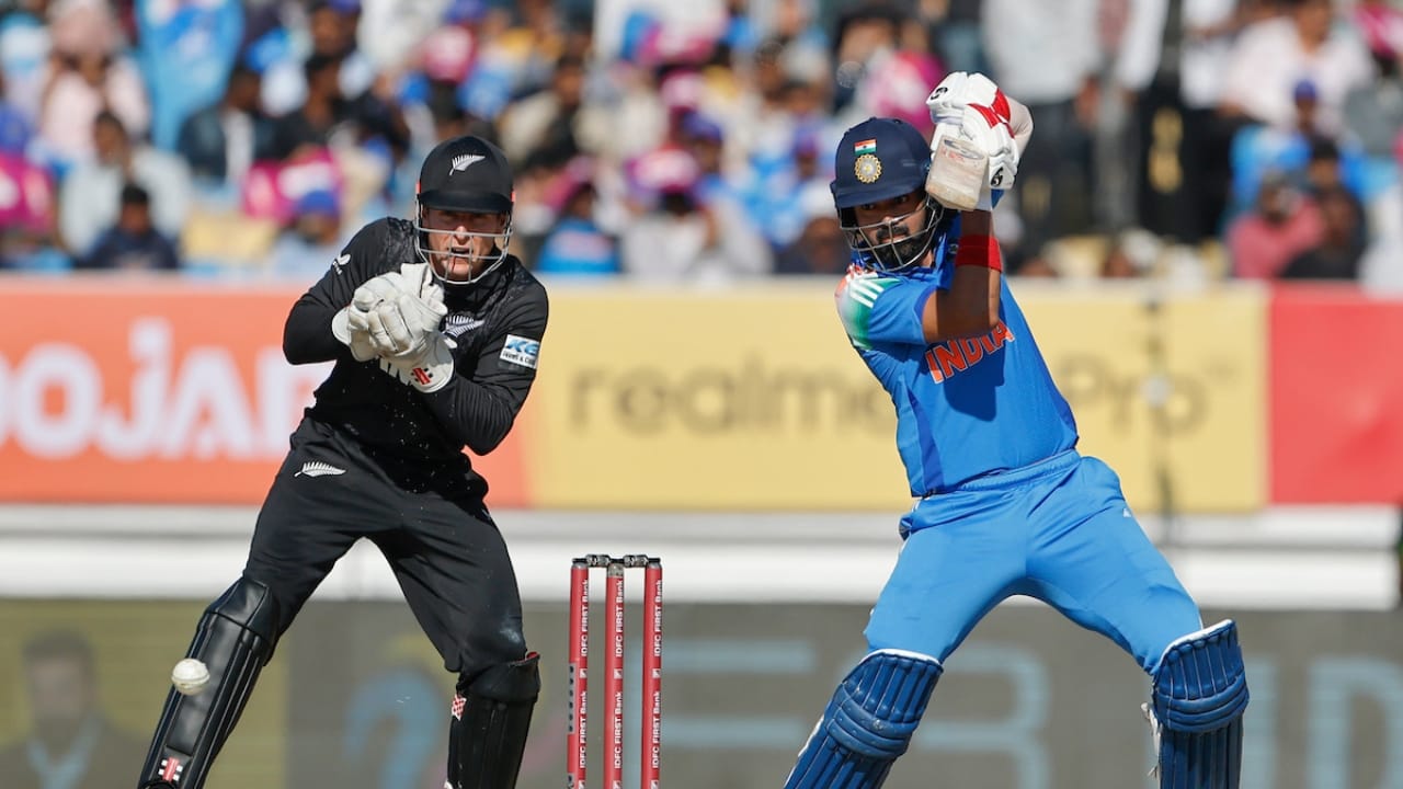 ನಿಧಾನವಾಗಿ ಇನ್ನಿಂಗ್ಸ್ ಕಟ್ಟಿದ ರಾಹುಲ್, ರವೀಂದ್ರ ಜಡೇಜಾ ಅವರೊಂದಿಗೆ 73 ರನ್‌ಗಳ ಜೊತೆಯಾಟವನ್ನಾಡಿ ತಂಡದ ಇನ್ನಿಂಗ್ಸ್ ಸ್ಥಿರಗೊಳಿಸಿದರು. ನಂತರ ನಿತೀಶ್ ಕುಮಾರ್ ರೆಡ್ಡಿ ಅವರೊಂದಿಗೆ ಅರ್ಧಶತಕದ ಜೊತೆಯಾಟವನ್ನಾಡಿ ತಂಡವನ್ನು 284 ರನ್​ಗಳಿಗೆ ಕೊಂಡೊಯ್ದರು. 