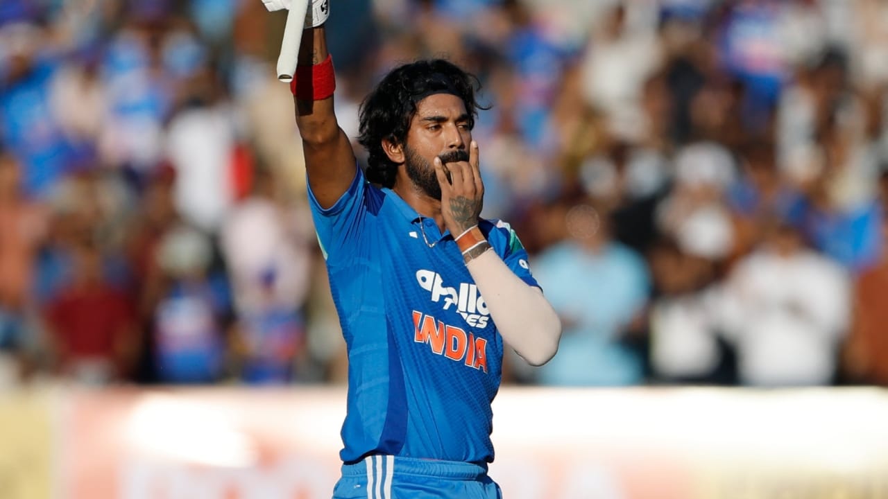 ಇದು ರಾಹುಲ್ ಅವರ ಎಂಟನೇ ಏಕದಿನ ಶತಕ ಮತ್ತು ನ್ಯೂಜಿಲೆಂಡ್ ವಿರುದ್ಧದ ಎರಡನೇ ಶತಕವಾಗಿದೆ. ಈ ಇನ್ನಿಂಗ್ಸ್ ರಾಹುಲ್ ಅವರ ವೃತ್ತಿಜೀವನದ ಅತ್ಯುತ್ತಮ ಸ್ಕೋರ್‌ಗಳಲ್ಲಿ ಒಂದಾಗಿದ್ದು, 2020 ರಲ್ಲಿ ಮೌಂಟ್ ಮೌಂಗನುಯಿಯಲ್ಲಿ ನಡೆದಿದ್ದ ಪಂದ್ಯದಲ್ಲಿ ಇದೇ ನ್ಯೂಜಿಲೆಂಡ್ ವಿರುದ್ಧ ರಾಹುಲ್ 112 ರನ್‌ ಬಾರಿಸಿದ್ದರು. ಇದೀಗ ಅದನ್ನು ರಾಹುಲ್ ಸರಿಗಟ್ಟಿದ್ದಾರೆ.