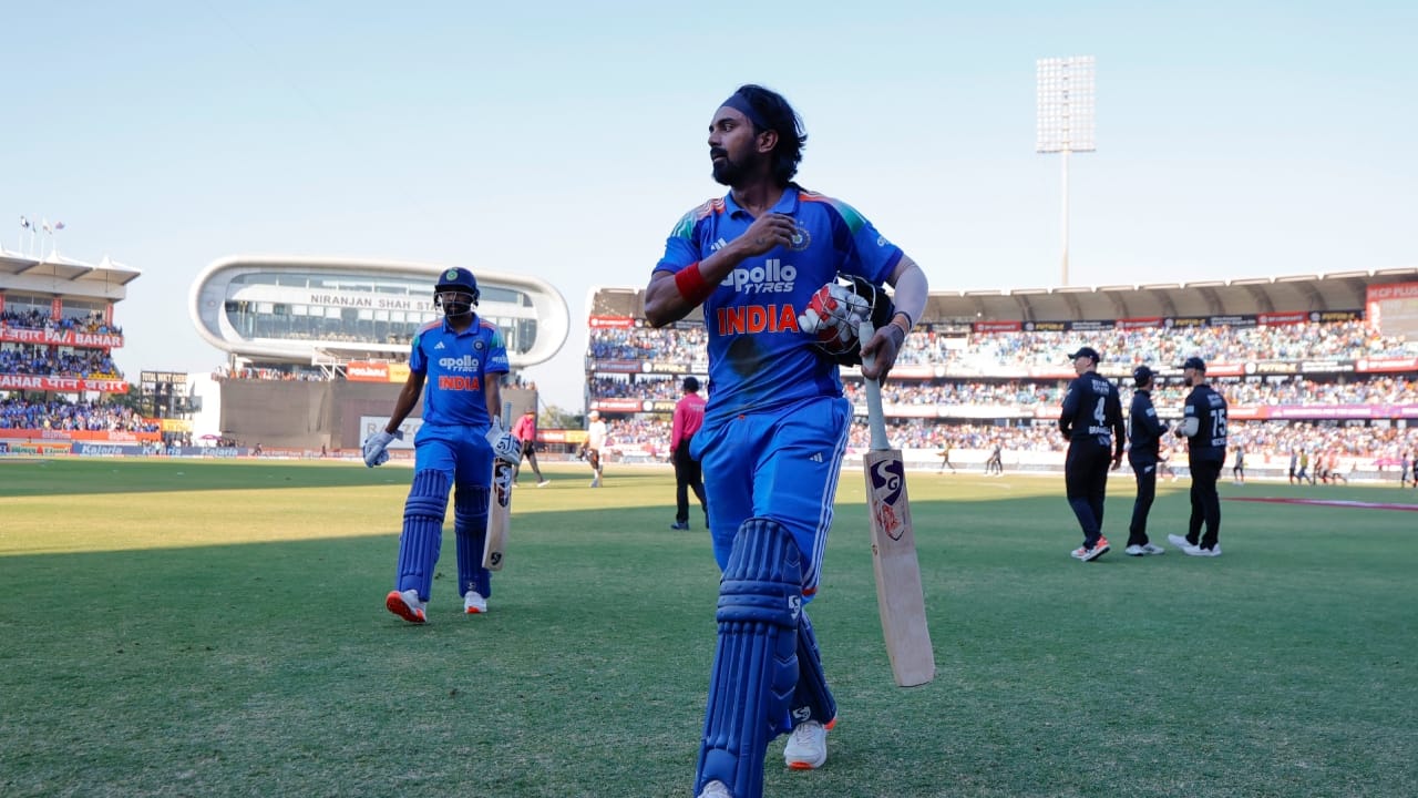 ಈ ಶತಕದೊಂದಿಗೆ ವಿಶೇಷ ಪಟ್ಟಿಗೆ ಸೇರಿರುವ ರಾಹುಲ್, ಭಾರತದಲ್ಲಿ ಮತ್ತು ನ್ಯೂಜಿಲೆಂಡ್‌ನಲ್ಲಿ ನ್ಯೂಜಿಲೆಂಡ್ ವಿರುದ್ಧ ಶತಕ ಬಾರಿಸಿದ ಆರನೇ ಭಾರತೀಯ ಆಟಗಾರ ಎನಿಸಿಕೊಂಡಿದ್ದಾರೆ. ರಾಹುಲ್​ಗೂ ಮೊದಲು, ಈ ಪಟ್ಟಿಯಲ್ಲಿ ರಾಹುಲ್ ದ್ರಾವಿಡ್, ಸಚಿನ್ ತೆಂಡೂಲ್ಕರ್, ವೀರೇಂದ್ರ ಸೆಹ್ವಾಗ್, ವಿರಾಟ್ ಕೊಹ್ಲಿ ಮತ್ತು ಶ್ರೇಯಸ್ ಅಯ್ಯರ್ ಸೇರಿದ್ದಾರೆ.
