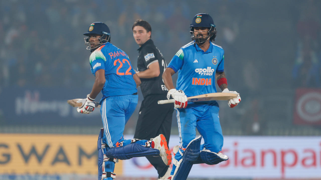 ವಿರಾಟ್, ರೋಹಿತ್ ಮತ್ತು ಗಿಲ್ ಮೊದಲ ಐದು ಸ್ಥಾನಗಳಲ್ಲಿ ಉಳಿದಿದ್ದರೆ, ಕೆಎಲ್ ರಾಹುಲ್ ಕೂಡ ಒಂದು ಸ್ಥಾನ ಜಿಗಿದು ಟಾಪ್ 10 ರೊಳಗೆ ಪ್ರವೇಶಿಸಿದ್ದಾರೆ. ಹೊಸ ಶ್ರೇಯಾಂಕದಲ್ಲಿ, ರಾಹುಲ್ 11 ರಿಂದ 10 ನೇ ಸ್ಥಾನಕ್ಕೆ ಹಾರಿದ್ದಾರೆ. ಇದರ ಪರಿಣಾಮವಾಗಿ ಶ್ರೇಯಸ್ ಅಯ್ಯರ್ 10 ರಿಂದ 11 ನೇ ಸ್ಥಾನಕ್ಕೆ ಕುಸಿದಿದ್ದಾರೆ.