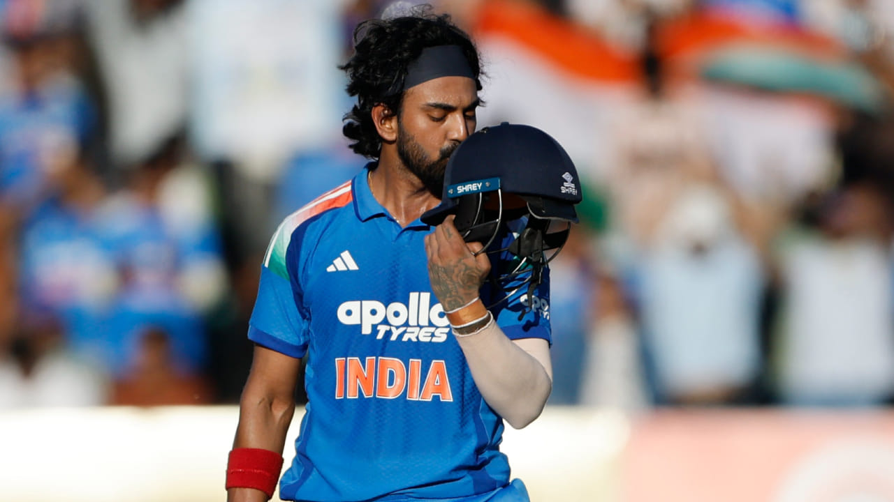 ಭಾರತ ಮತ್ತು ನ್ಯೂಜಿಲೆಂಡ್ ನಡುವಿನ ಎರಡನೇ ಏಕದಿನ ಪಂದ್ಯದಲ್ಲಿ ಟೀಂ ಇಂಡಿಯಾದ ವಿಕೆಟ್ ಕೀಪರ್ ಬ್ಯಾಟ್ಸ್​ಮನ್ ಕೆಎಲ್ ರಾಹುಲ್ ಅಜೇಯ ಶತಕದ ಇನ್ನಿಂಗ್ಸ್ ಆಡಿದರು. ರಾಜ್‌ಕೋಟ್‌ನ ನಿರಂಜನ್ ಶಾ ಕ್ರೀಡಾಂಗಣದಲ್ಲಿ ನಡೆದ ಈ ಪಂದ್ಯದಲ್ಲಿ ರಾಹುಲ್ ತಂಡದ ಇನ್ನಿಂಗ್ಸ್ ನಿಭಾಯಿಸಿದ್ದು ಮಾತ್ರವಲ್ಲದೆ, ಕಠಿಣ ಸಂದರ್ಭಗಳಲ್ಲಿ ಅದ್ಭುತ ಅಜೇಯ ಶತಕ ಗಳಿಸುವ ಮೂಲಕ ಐತಿಹಾಸಿಕ ಮೈಲಿಗಲ್ಲು ಸಾಧಿಸಿದರು. 
