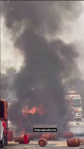 ಗ್ಯಾಸ್​ ಸಿಲಿಂಡರ್‌ ತುಂಬಿದ್ದ ಪಿಕಪ್ ಭಾರೀ ಸ್ಪೋಟ; ಭೀಕರ ವಿಡಿಯೋ ವೈರಲ್​​