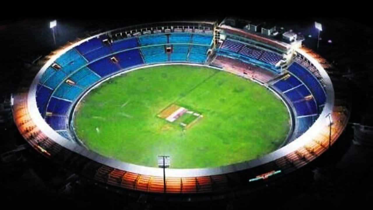 ಇನ್ನುಳಿದ 2 ಹೋಮ್ ಮ್ಯಾಚ್ ಗಳನ್ನು ಚಂಡೀಗಢದ ರಾಯ್​ಪುರ್​ನಲ್ಲಿರುವ ಶಹೀದ್ ವೀರ್ ನಾರಾಯಣ್ ಸಿಂಗ್ ಸ್ಟೇಡಿಯಂನಲ್ಲಿ ಆಡಲು ಪ್ಲ್ಯಾನ್ ರೂಪಿಸಲಾಗಿದೆ. ಅಂದರೆ ಈ ಬಾರಿ RCB ತನ್ನ ಹೋಮ್ ಮ್ಯಾಚ್ ಗಳನ್ನು ನವಿ‌ ಮುಂಬೈ ಮತ್ತು ರಾಯ್​ಪುರ್ ನಲ್ಲಿ ಆಡುವುದು ಬಹುತೇಕ ಖಚಿತ. ಅದಕ್ಕೂ ಮುನ್ನ ಚಿನ್ನಸ್ವಾಮಿ ಸ್ಟೇಡಿಯಂ ಮೇಲಿನ ನಿಷೇಧ ತೆರವಾದರೆ ಮಾತ್ರ RCB ಬೆಂಗಳೂರಿನಲ್ಲಿ ಕಣಕ್ಕಿಳಿಯಲಿದೆ.