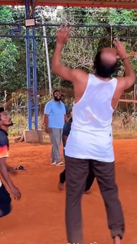 ಬನಿಯನ್ನು ತೊಟ್ಟು ವಾಲಿಬಾಲ್ ಆಡುತ್ತಿರುವ ಸ್ಟಾರ್ ನಟ ಯಾರೆಂದು ಗೊತ್ತಾಯ್ತ?