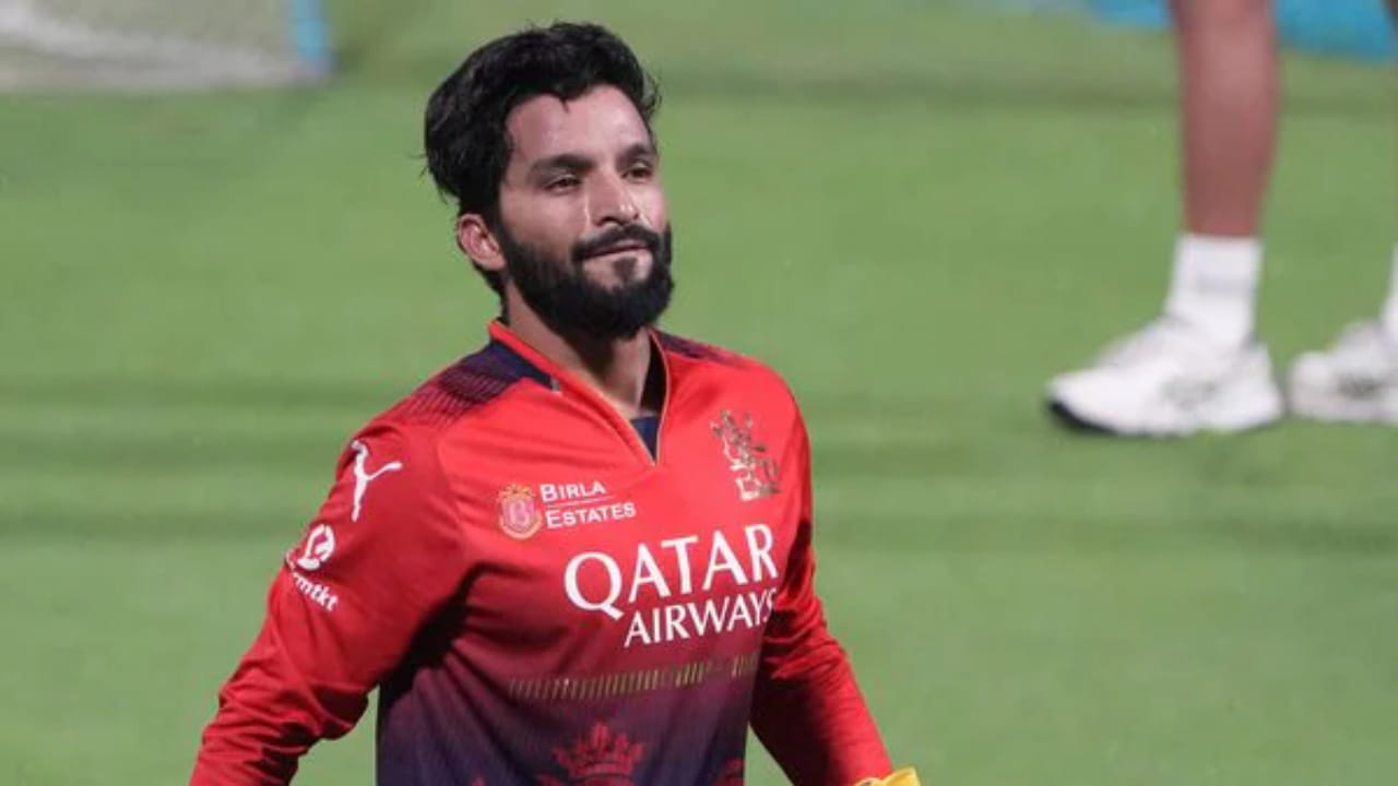 ಹಾಗೆಯೇ ಆರ್ಸಿಬಿ ತಂಡದ ಮಧ್ಯಮ ಕ್ರಮಾಂಕದ ಬ್ಯಾಟ್ಸ್ಮನ್ ಮತ್ತು ನಾಯಕ ರಜತ್ ಪಾಟಿದಾರ್ ಕೂಡ ಗಾಯಕ್ಕೆ ತುತ್ತಾಗಿದ್ದಾರೆ. ಪ್ರಸ್ತುತ ವಿಜಯ್ ಹಜಾರೆ ಟ್ರೋಫಿಯಲ್ಲಿ ಆಡುತ್ತಿರುವ ಪಾಟಿದಾರ್ ಅವರ ಗಾಯದ ತೀವ್ರತೆ ಸದ್ಯಕ್ಕೆ ತಿಳಿದಿಲ್ಲ. ಆದರೆ ಪಾಟಿದರ್ ಗಾಯಗೊಂಡಿರುವುದು ಐಪಿಎಲ್ 2026 ರ ಆರಂಭಕ್ಕೂ ಮುಂಚಿತವಾಗಿ ಆರ್ಸಿಬಿ ತಂಡದ ಉದ್ವಿಗ್ನತೆಯನ್ನು ಹೆಚ್ಚಿಸಿದೆ.