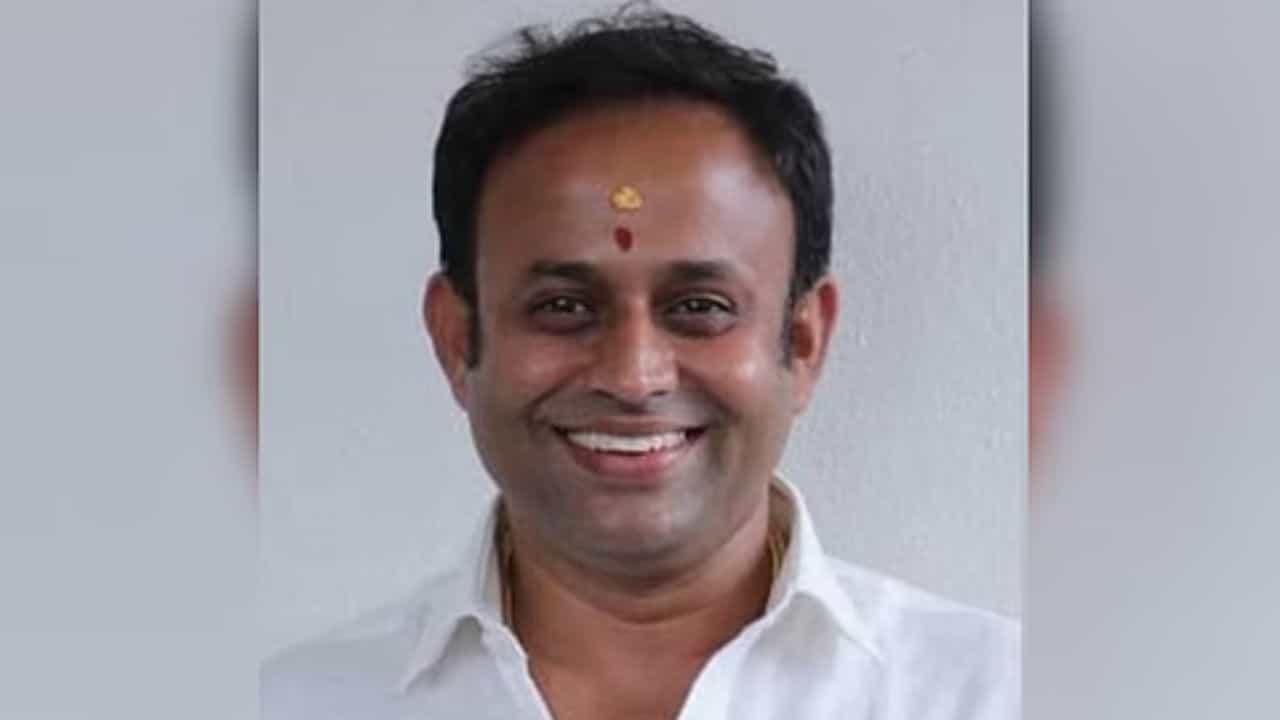 ರಾಜೀವ್ ಗೌಡಗೆ ಮತ್ತಷ್ಟು ಸಂಕಷ್ಟ: ಖಾಕಿ ನಡೆಗೆ ಸ್ವತಃ ಸಿಎಂ ಸಿದ್ದರಾಮಯ್ಯ ಗರಂ ರಾಜೀವ್ ಗೌಡಗೆ ಮತ್ತಷ್ಟು ಸಂಕಷ್ಟ: ಖಾಕಿ ನಡೆಗೆ ಸ್ವತಃ ಸಿಎಂ ಸಿದ್ದರಾಮಯ್ಯ ಗರಂ