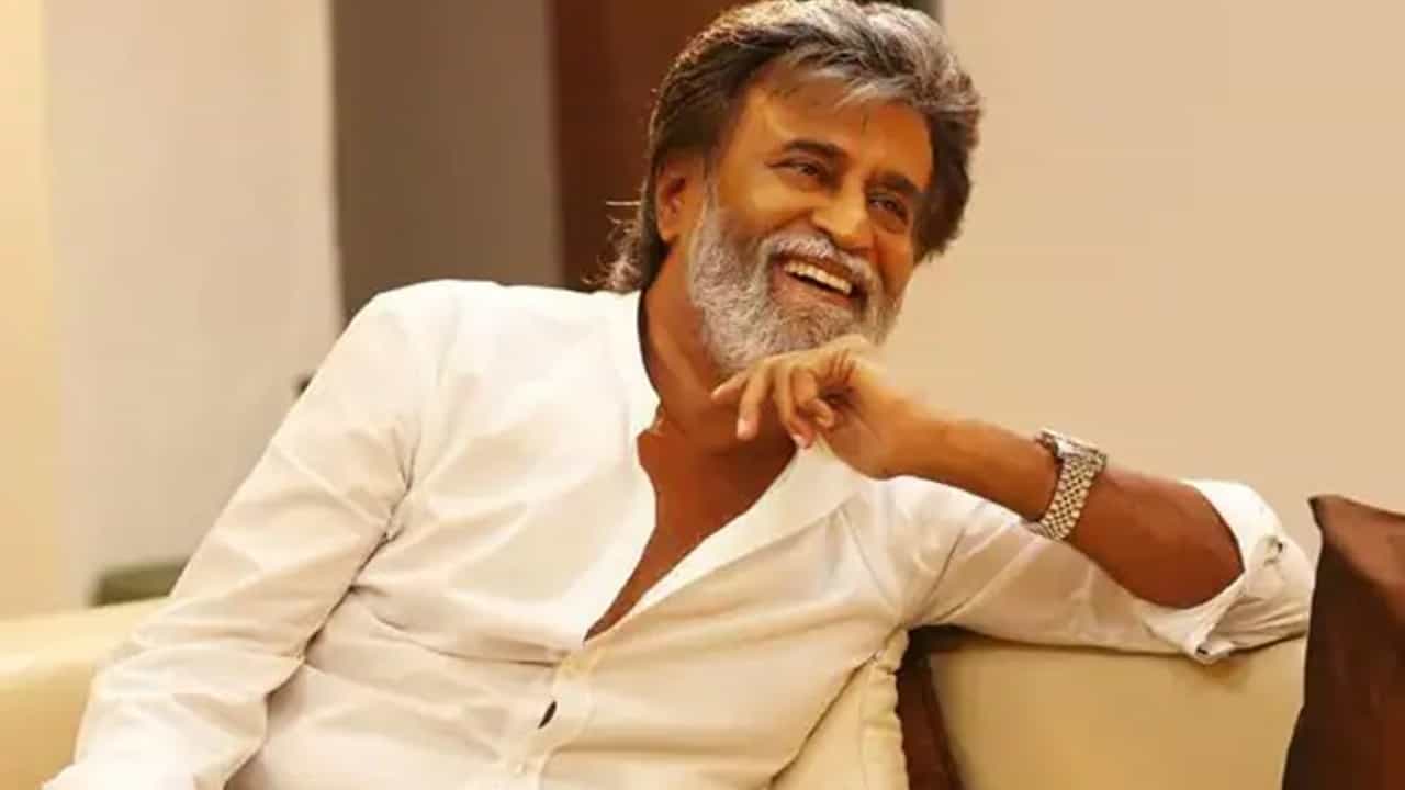 ಪೆನ್ನು ಹಿಡಿದ ಸ್ಟೈಲ್ ಕಿಂಗ್ ರಜನೀಕಾಂತ್: ಬರೆಯುತ್ತಿರುವುದು ಯಾವ ಪುಸ್ತಕ?