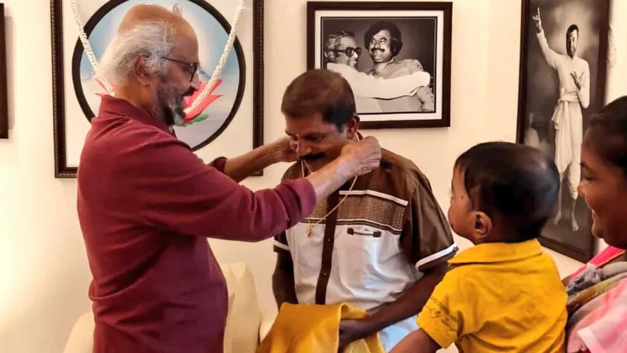 ಬೀದಿ ಬದಿ ವ್ಯಾಪಾರಿಯ ಮನೆಗೆ ಕರೆದು ಉಡುಗೊರೆ ಕೊಟ್ಟು ಸನ್ಮಾನಿಸಿದ ರಜನೀಕಾಂತ್: ಕಾರಣ? ಬೀದಿ ಬದಿ ವ್ಯಾಪಾರಿಯ ಮನೆಗೆ ಕರೆದು ಉಡುಗೊರೆ ಕೊಟ್ಟು ಸನ್ಮಾನಿಸಿದ ರಜನೀಕಾಂತ್: ಕಾರಣ?