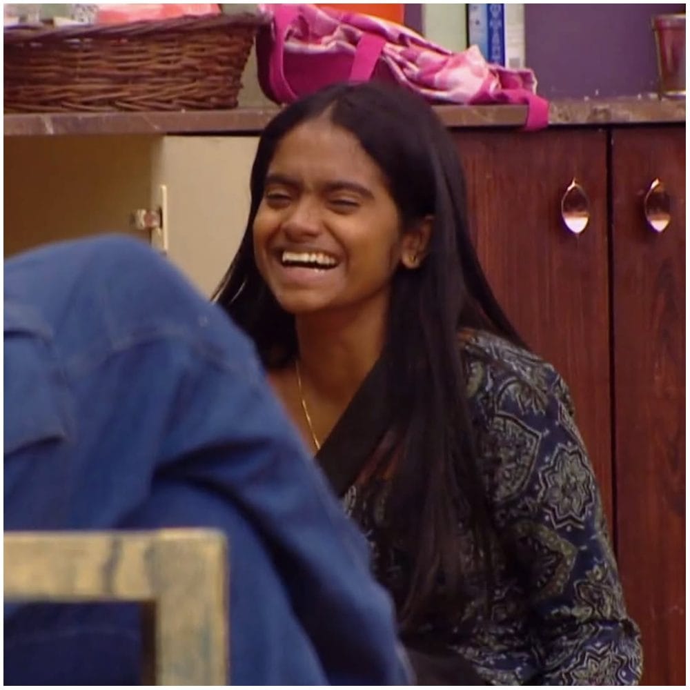 ರಕ್ಷಿತಾ ಶೆಟ್ಟಿ ಅವರು ಮೊದಲ ದಿನವೇ ಹೊರ ಹೋದರು! ಮನೆಯವರ ವೋಟಿಂಗ್ ಆಧಾರದ ಮೇಲೆ ಅವರನ್ನು ಹೊರಕ್ಕೆ ಕಳುಹಿಸಲಾಯಿತು. ಇದು ಅನೇಕರಿಗೆ ಶಾಕಿಂಗ್ ಎನಿಸಿತು. ಒಂದು ವಾರ ಬಿಟ್ಟು ಅವರು ದೊಡ್ಮನೆಗೆ ಮರಳಿದರು. 