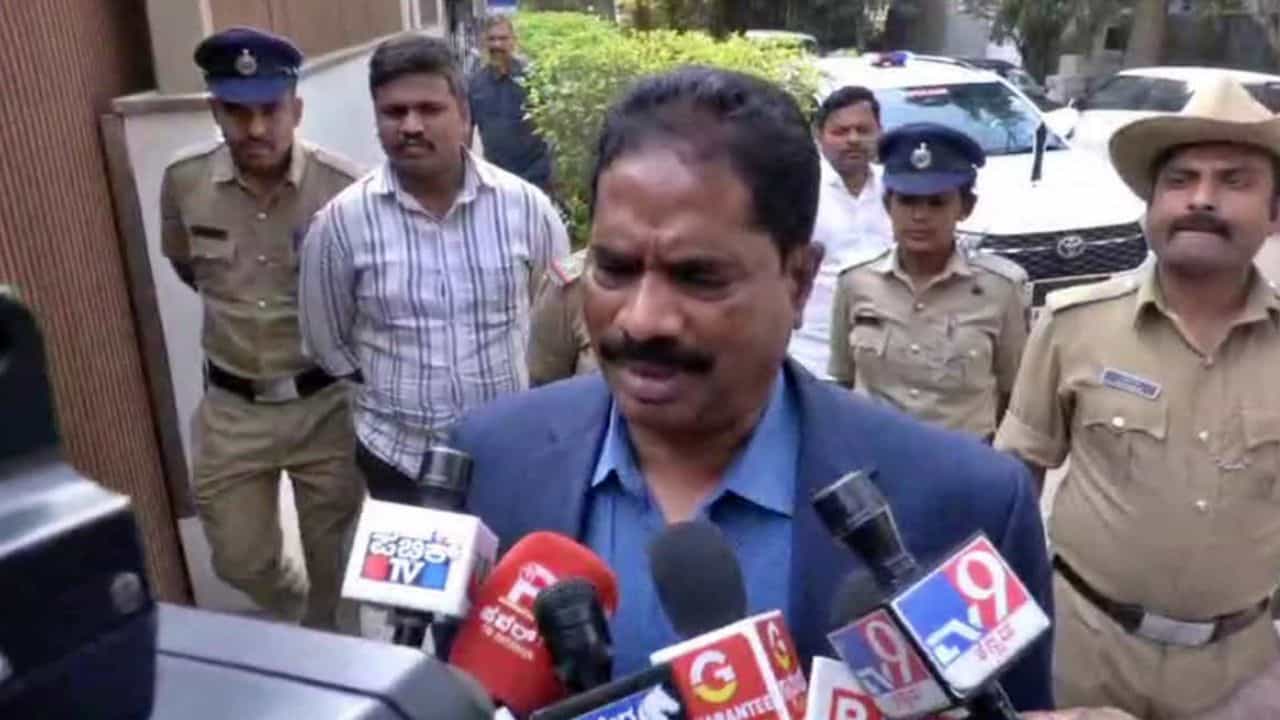 ಡಿಜಿಪಿ ರಾಮಚಂದ್ರ ರಾವ್ ರಾಸಲೀಲೆ ಕೇಸ್: ಸರ್ಕಾರದ ಮುಂದಿರುವ ಸವಾಲುಗಳೇನು? ಡಿಜಿಪಿ ರಾಮಚಂದ್ರ ರಾವ್ ರಾಸಲೀಲೆ ಕೇಸ್: ಸರ್ಕಾರದ ಮುಂದಿರುವ ಸವಾಲುಗಳೇನು?