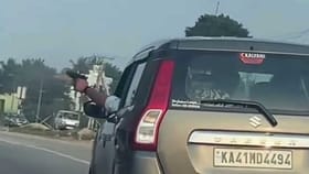 ಕಾರಿನಲ್ಲಿ ಕುಳಿತು ರಾಜಾರೋಷವಾಗಿ ಗನ್ ತೋರಿಸಿದ ವ್ಯಕ್ತಿ!