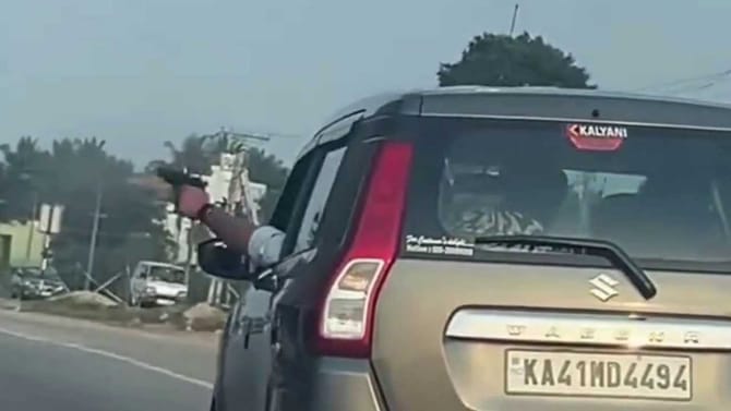 ಕಾರಿನಲ್ಲಿ ಕುಳಿತು ರಾಜಾರೋಷವಾಗಿ ಗನ್ ತೋರಿಸಿದ ವ್ಯಕ್ತಿ!