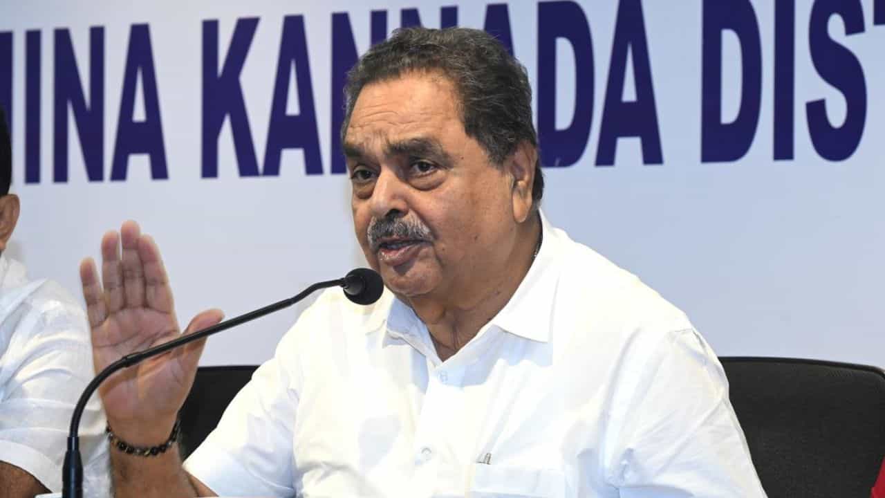 ದೇವಾಲಯದಲ್ಲಿ ಕೇಸರಿ ಧ್ವಜ ಹಾರಿಸಬೇಡಿ ಎಂದ ಕಾಂಗ್ರೆಸ್ನ ಮಾಜಿ ಸಚಿವ ದೇವಾಲಯದಲ್ಲಿ ಕೇಸರಿ ಧ್ವಜ ಹಾರಿಸಬೇಡಿ ಎಂದ ಕಾಂಗ್ರೆಸ್ನ ಮಾಜಿ ಸಚಿವ