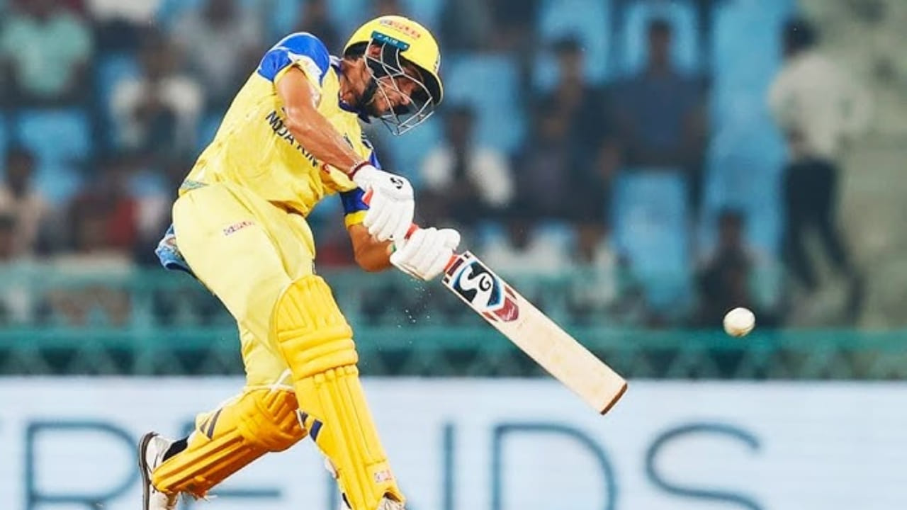 ಇವರಿಬ್ಬರನ್ನು ಹೊರತುಪಡಿಸಿ, ರೈಲ್ವೇಸ್‌ನ ರವಿ ಸಿಂಗ್ ಈ ಪಟ್ಟಿಯಲ್ಲಿ ನಾಲ್ಕನೇ ಸ್ಥಾನದಲ್ಲಿದ್ದಾರೆ. ಆಡಿರುವ ನಾಲ್ಕು ಪಂದ್ಯಗಳಲ್ಲಿ ಒಂದು ಶತಕ ಮತ್ತು ಮೂರು ಅರ್ಧಶತಕಗಳು ಸೇರಿದಂತೆ 345 ರನ್ ಗಳಿಸಿದ್ದಾರೆ. ರವಿ ಸಿಂಗ್ ಕೂಡ ಎಡಗೈ ಆಟಗಾರನಾಗಿದ್ದು, ಇಲ್ಲಿಯವರೆಗೆ ಈ ಪಂದ್ಯಾವಳಿಯಲ್ಲಿ ಅತಿ ಹೆಚ್ಚು (22) ಸಿಕ್ಸರ್‌ಗಳನ್ನು ಬಾರಿಸಿದ ಆಟಗಾರನೆನಿಸಿಕೊಂಡಿದ್ದಾರೆ. ರವಿಯನ್ನು ಹೊರತುಪಡಿಸಿ ಬೇರೆ ಯಾವುದೇ ಬ್ಯಾಟ್ಸ್‌ಮನ್ 20 ಸಿಕ್ಸರ್‌ಗಳನ್ನು ಸಹ ಮೀರಿಸಿಲ್ಲ. ಈ ಪಂದ್ಯಾವಳಿಯಲ್ಲಿ ಅವರು ಇಲ್ಲಿಯವರೆಗೆ ಒಂದು ಶತಕ ಮತ್ತು ಮೂರು ಅರ್ಧಶತಕಗಳನ್ನು ಸಿಡಿಸಿದ್ದಾರೆ.